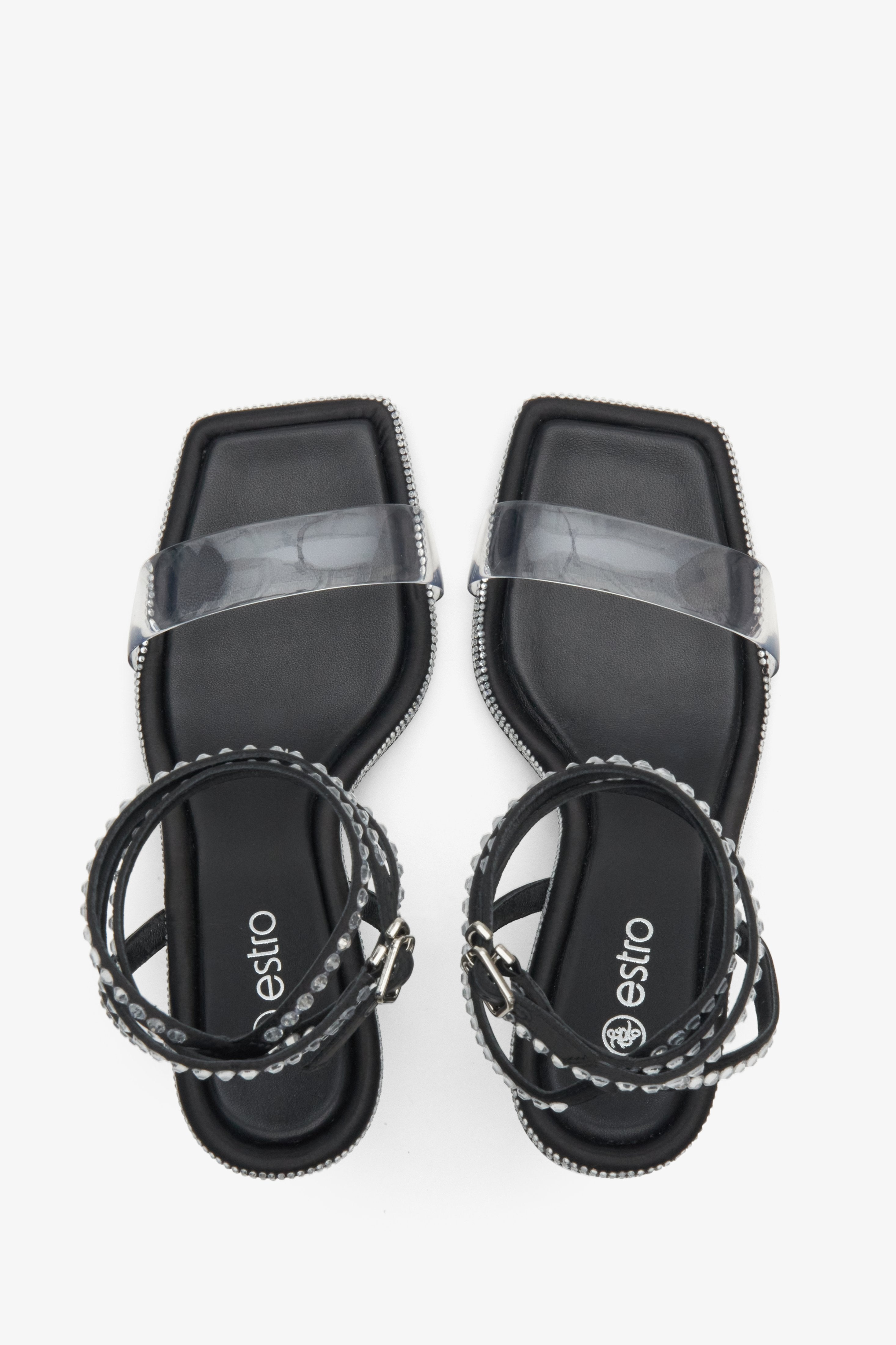 Czarne sandałki damskie na szpilce wysadzane kryształkami Estro - prezentacja modelu z góry.