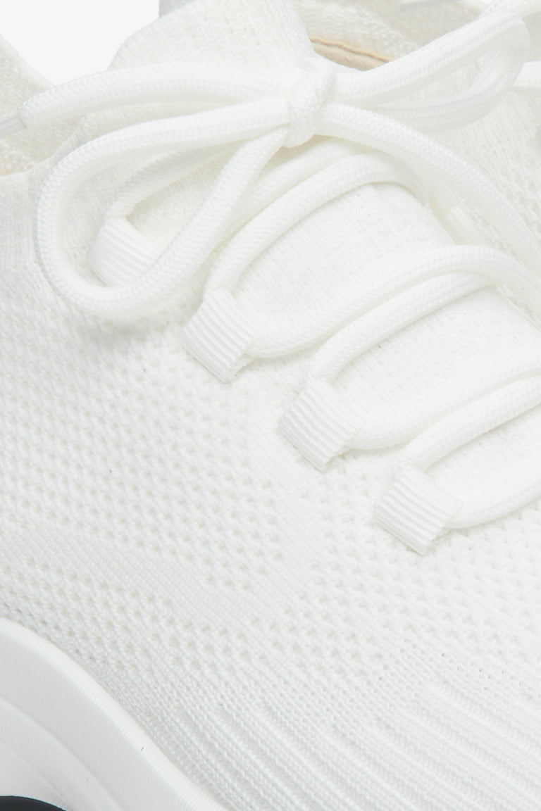 Buty sneakersy damskie białe z materiału tekstylnego Estro - zbliżenie na detale.