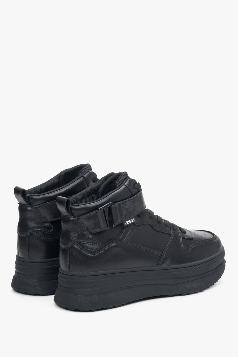 Skórzane, wysokie sneakersy damskie ES8 w kolorze czarnym - zbliżenie na linię boczną buta.