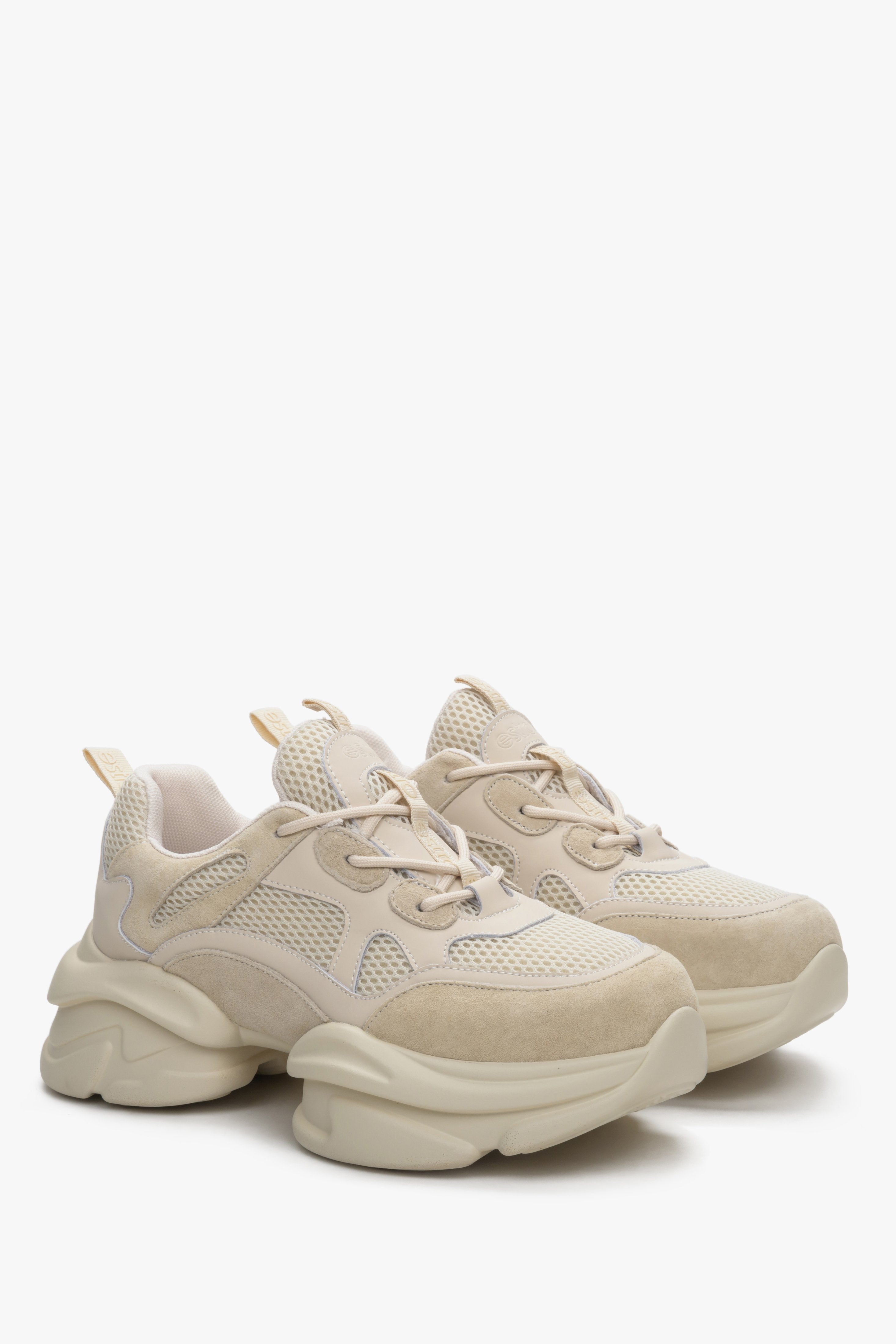Sneakersy damskie w kolorze beżowym z weluru i siateczki na grubej podeszwie Estro.