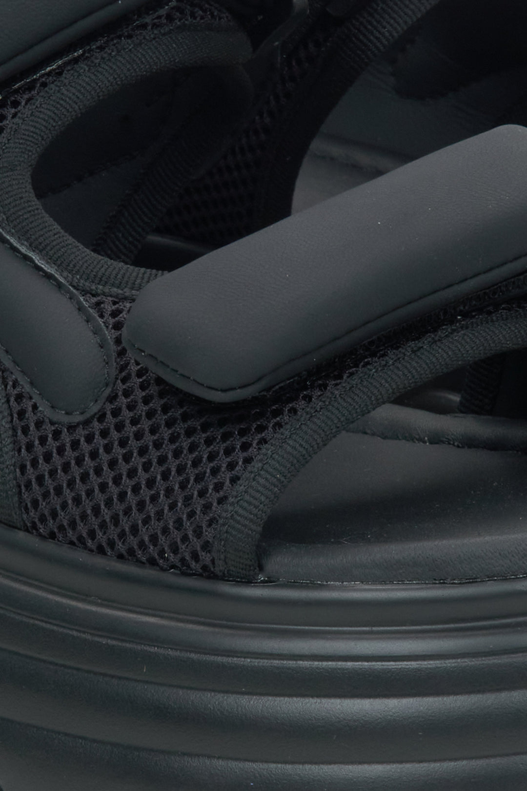 Sportowe czarne sandały damskie ES8 - zbliżenie na detal.