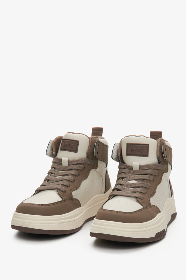 Sneakersy damskie wysokie ze skóry naturalnej w kolorze beżowo-brązowym Estro - prezentacja modelu z przodu.
