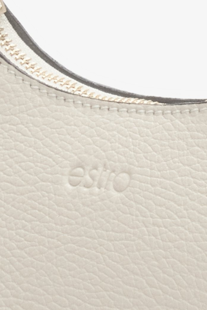 Skórzana torebka damska na ramię w kolorze jasnobeżowym Estro - zbliżenie na detal.