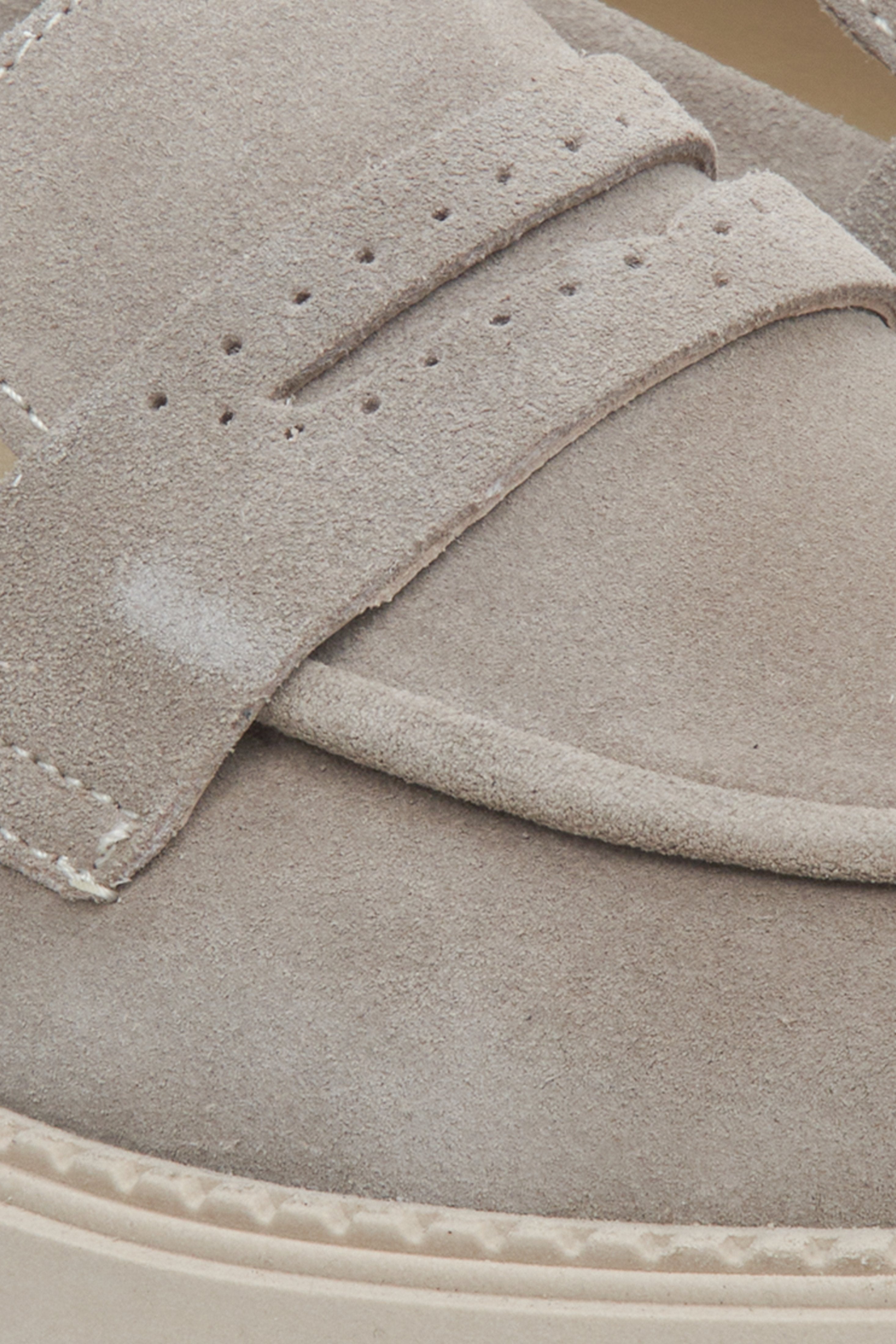 Buty mokasyny damskie z weluru naturalnego w kolorze szarym - zbliżenie na detale.