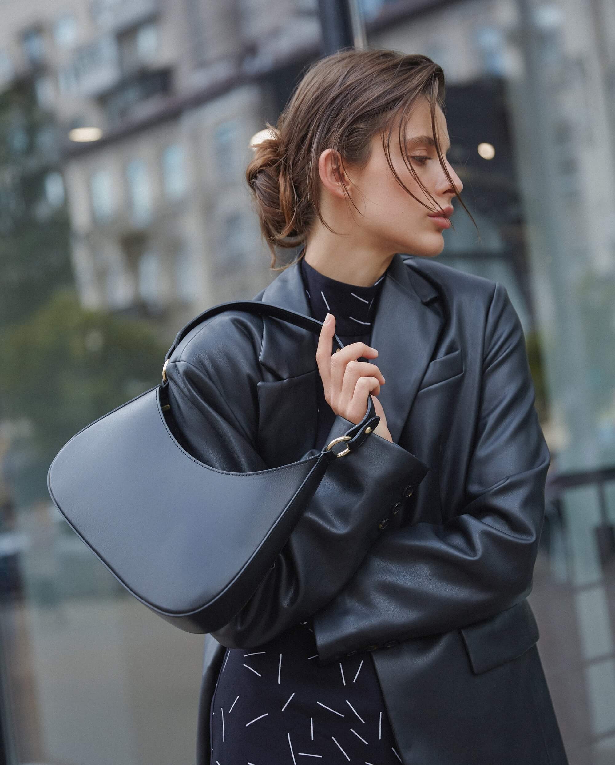 Czarna torebka damska typu shoulder bag z włoskiej skóry naturalnej Premium Estro ER00113005