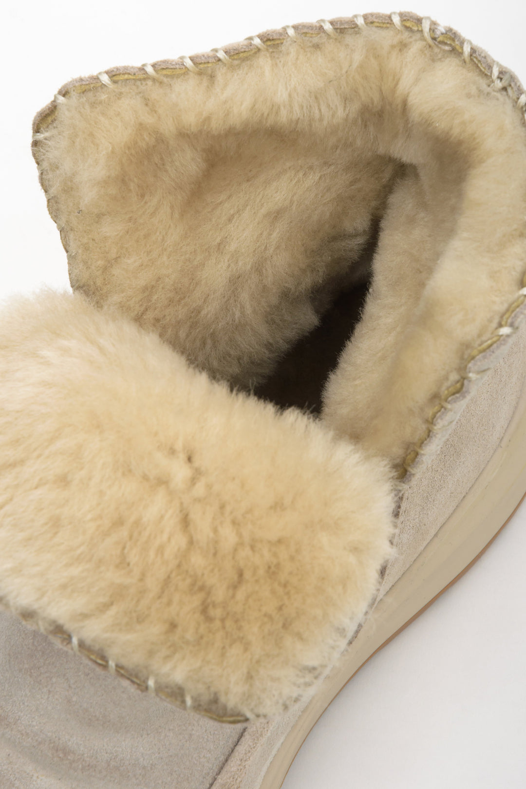 Śniegowce damskie w kolorze beżowym Estro - zbliżenie na miękki wsad buta.