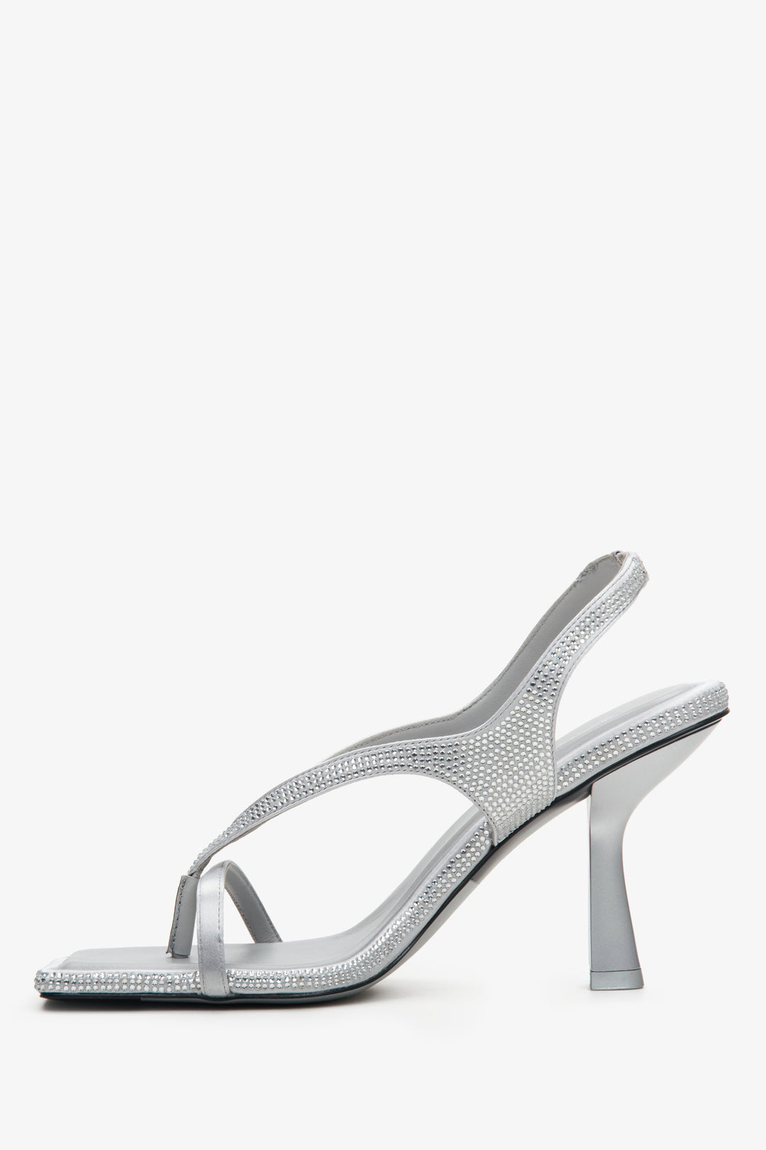 Efektowne srebrne sandały damskie na obcasie Estro  -profil buta.