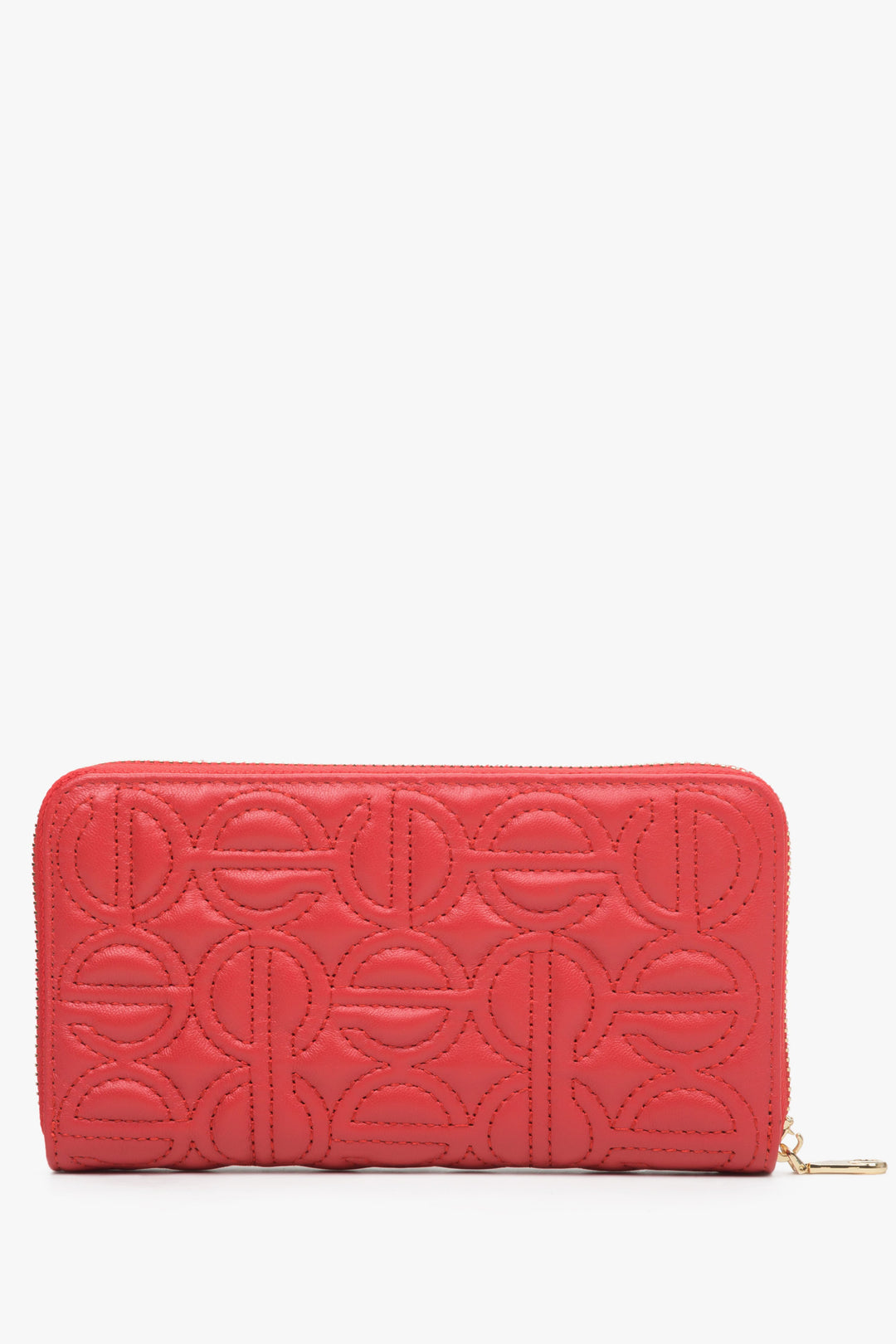 Czerwony, skórzany portfel damski z tłoczonym logo marki Estro.