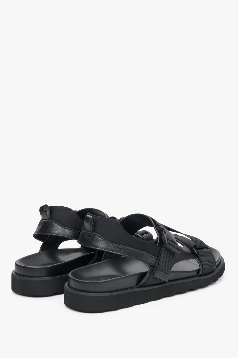 Męskie, skórzano-tekstylne czarne sandały na lato z grubych pasków - zbliżenie na linię pięty i linię boczną butów.