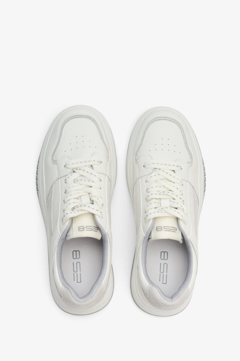 Damskie, skórzane sneakersy z linii sportowej ES 8 w kolorze biało-szarym - prezentacja obuwia z góry.