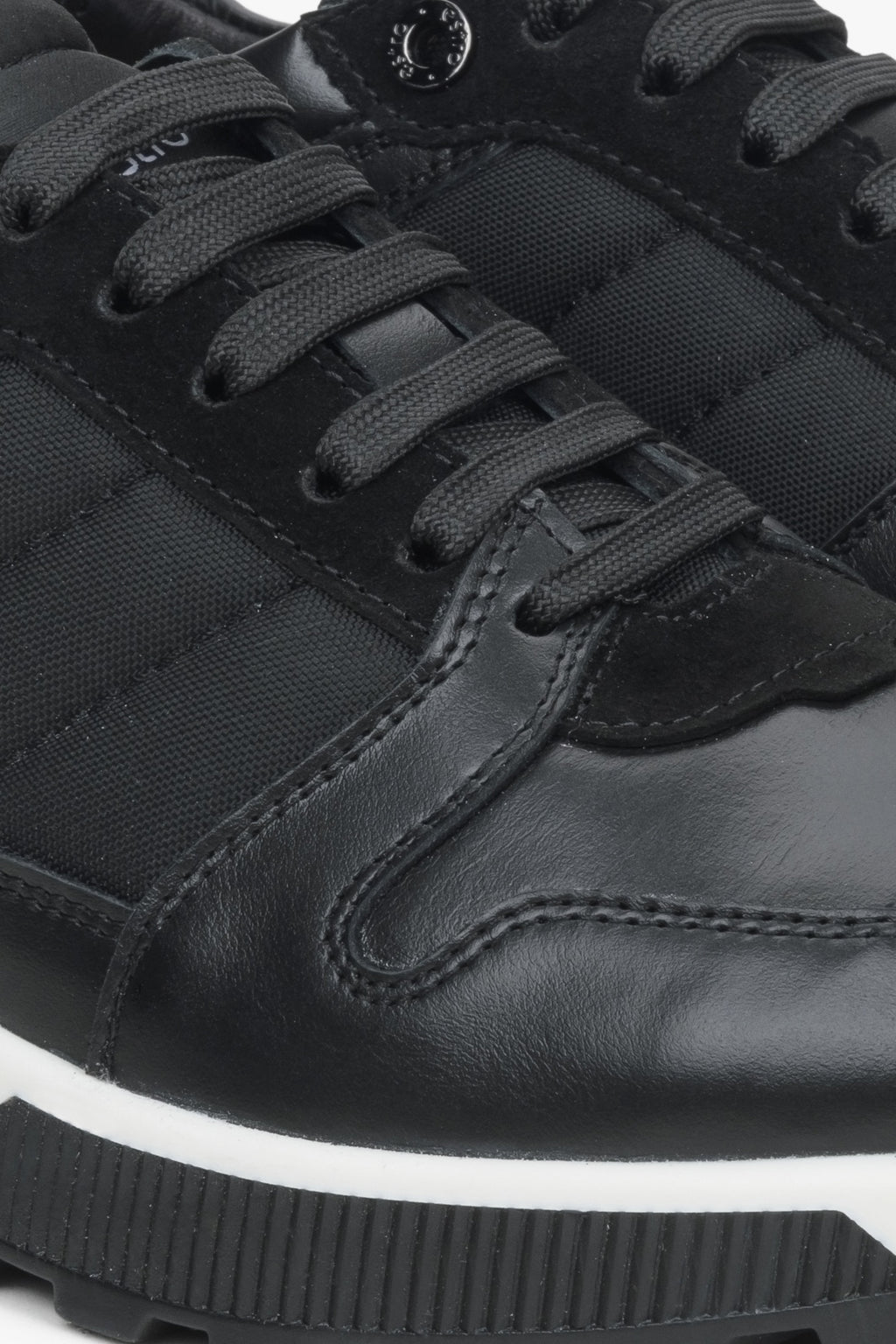 Męskie czarne sneakersy Estro - zbliżenie na detale.