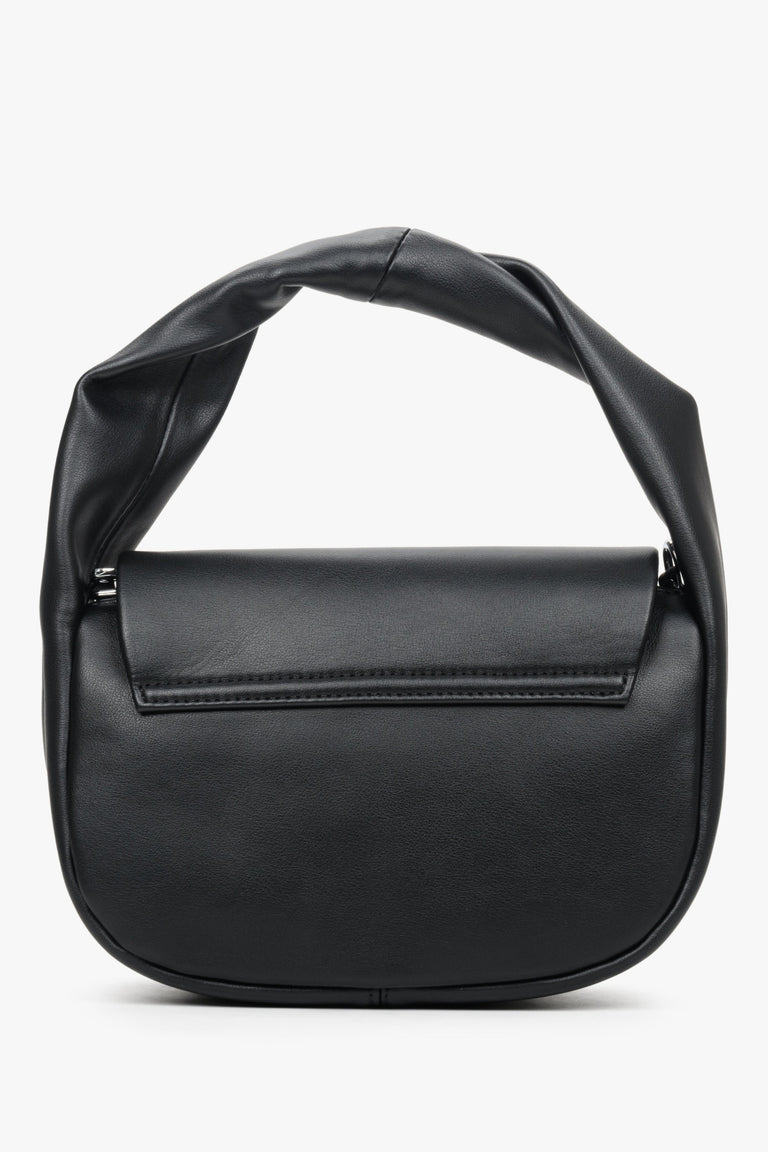 Skórzana, mała torebka damska w kolorze czarnym - zbliżenie na tył modelu.