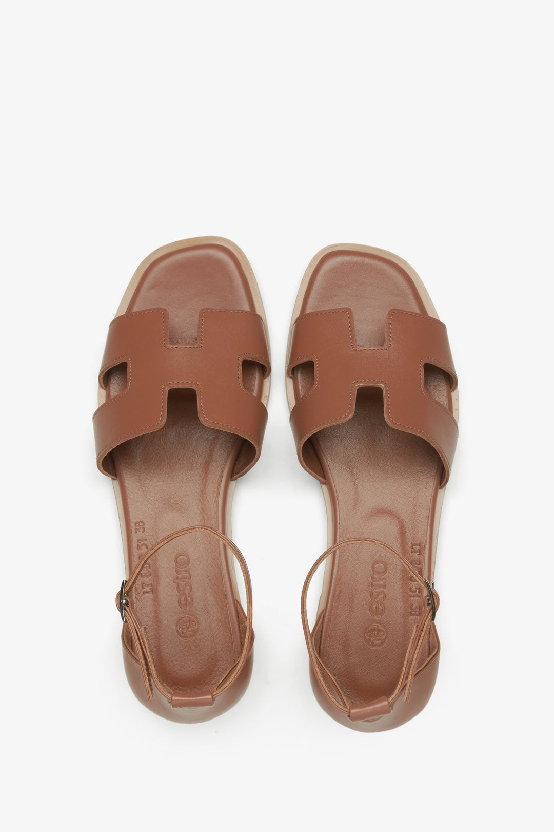 Damskie skórzane sandały Estro w kolorze brązowym - prezentacja modelu z góry.