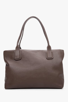 Ciemnobrązowa torebka damska typu shopper z włoskiej skóry naturalnej Estro - tył modelu.