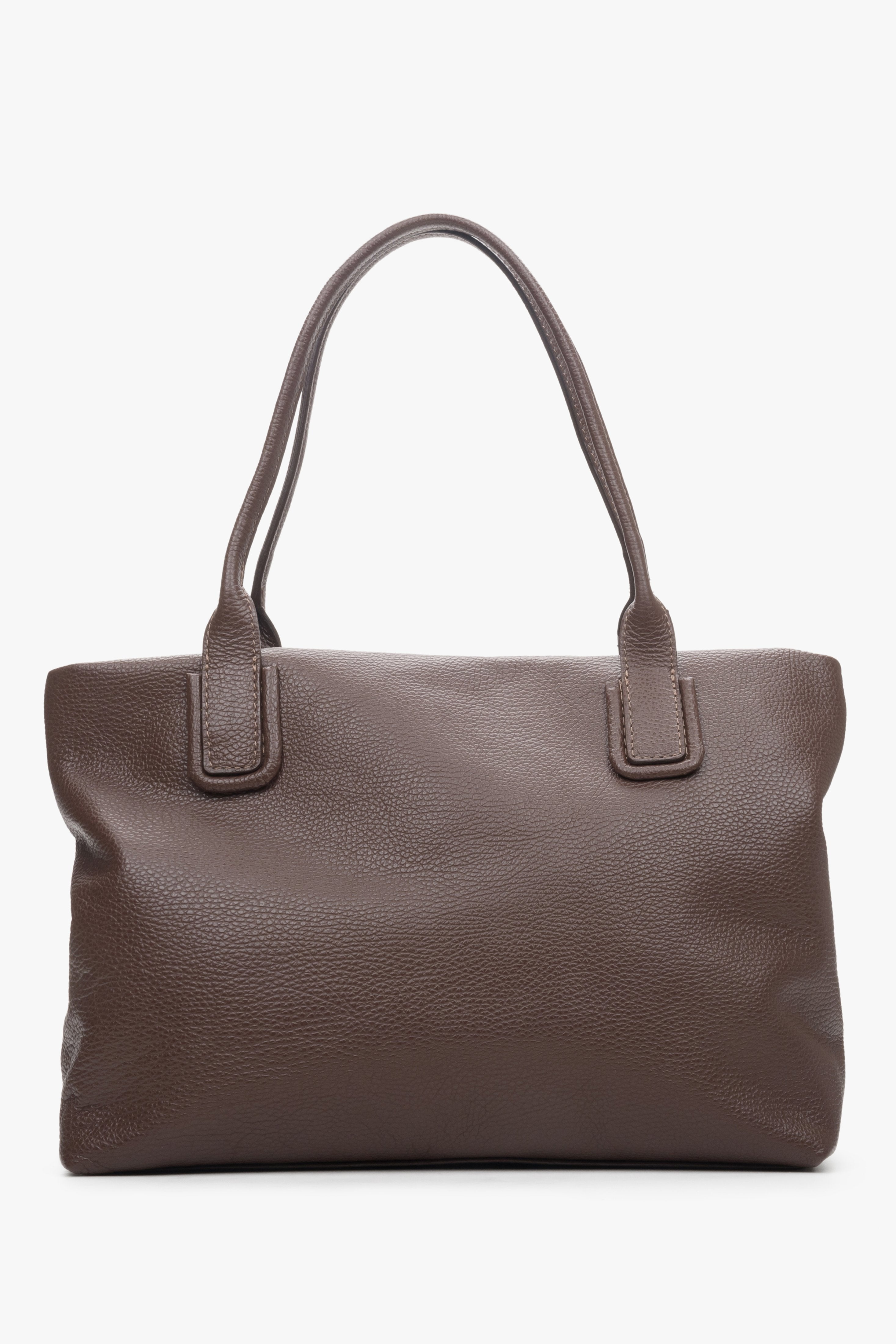 Ciemnobrązowa torebka damska typu shopper z włoskiej skóry naturalnej Estro - tył modelu.