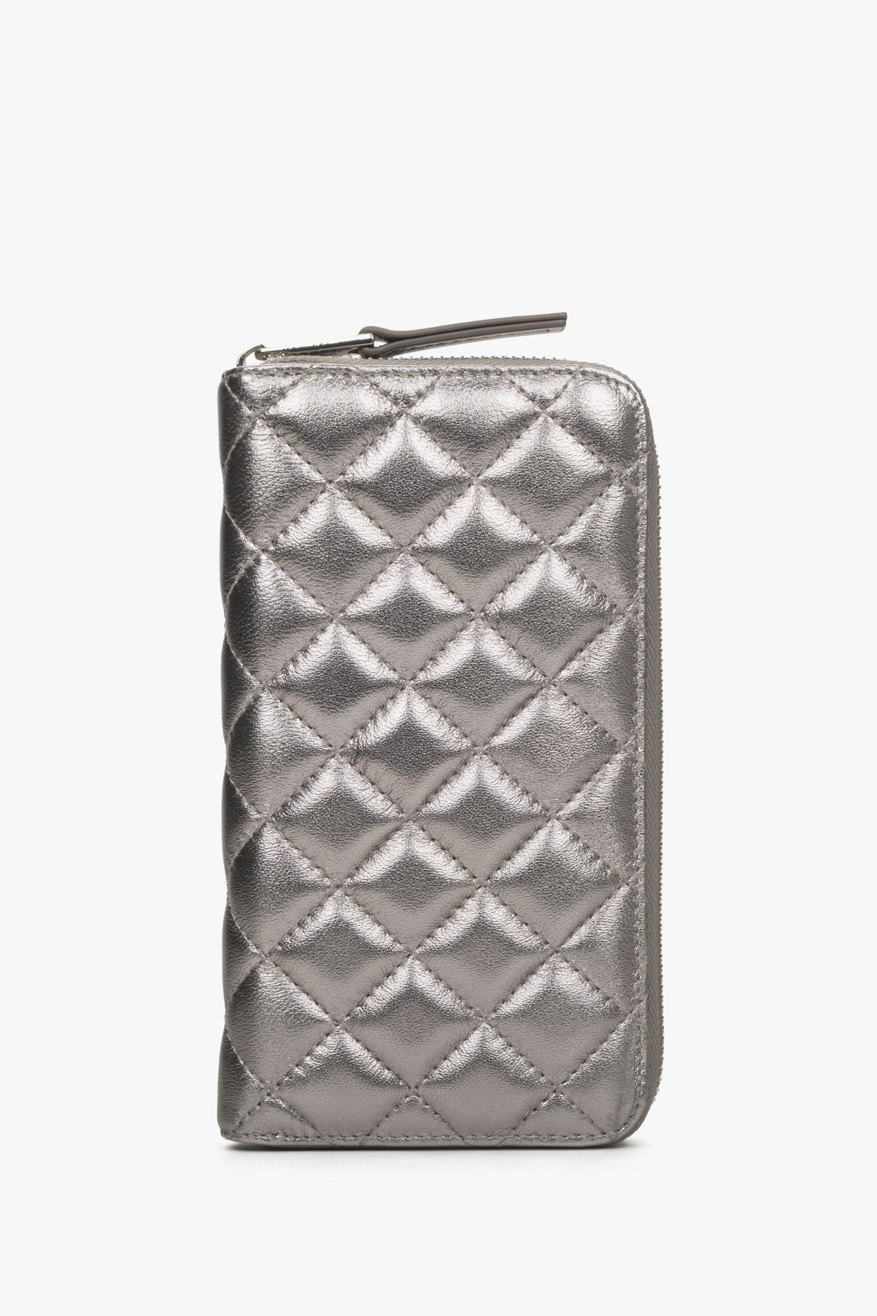 Pojemny skórzany portfel damski w kolorze srebrnym.