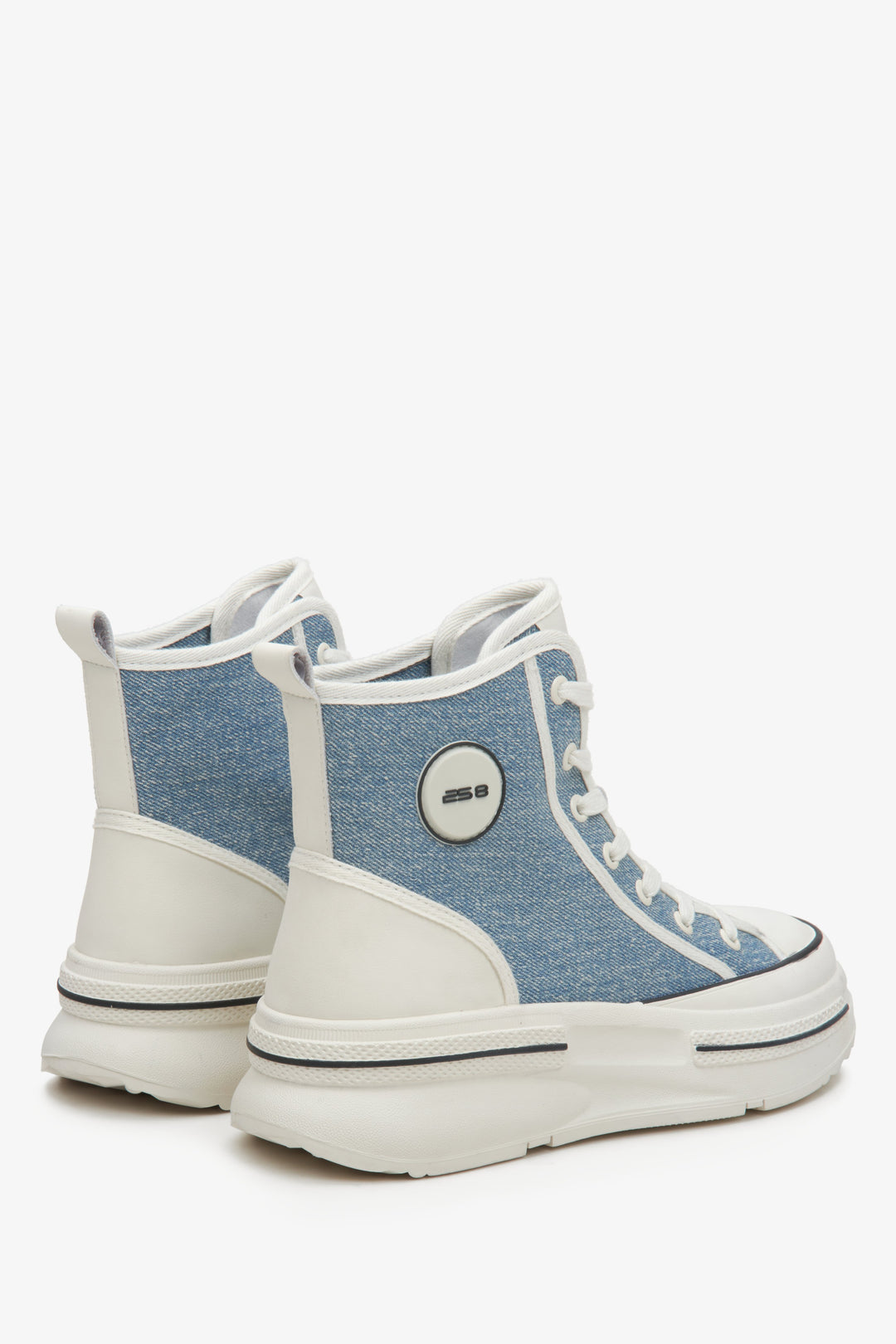 Tekstylne niebieskie wysokie trampki damskie ES8 - zbliżenie na zapiętek i bok butów.