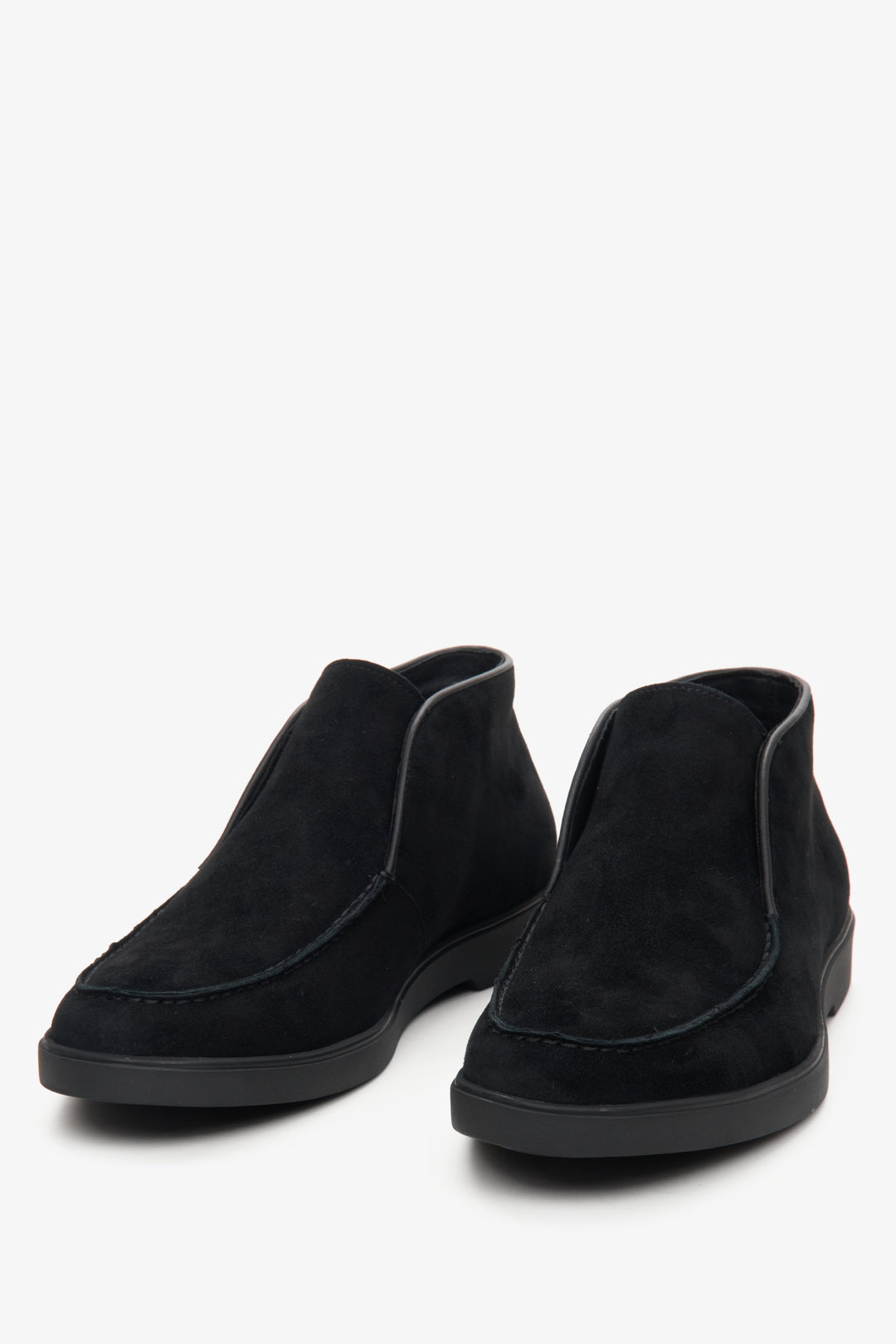 Męskie czarne botki z weluru naturalnego w kolorze czarnym - zbliżenie na czubek buta.