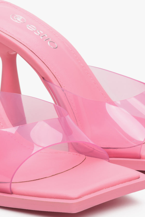 Klapki damskie przezroczyste na różowej podeszwie marki Estro - zbliżenie na detale.