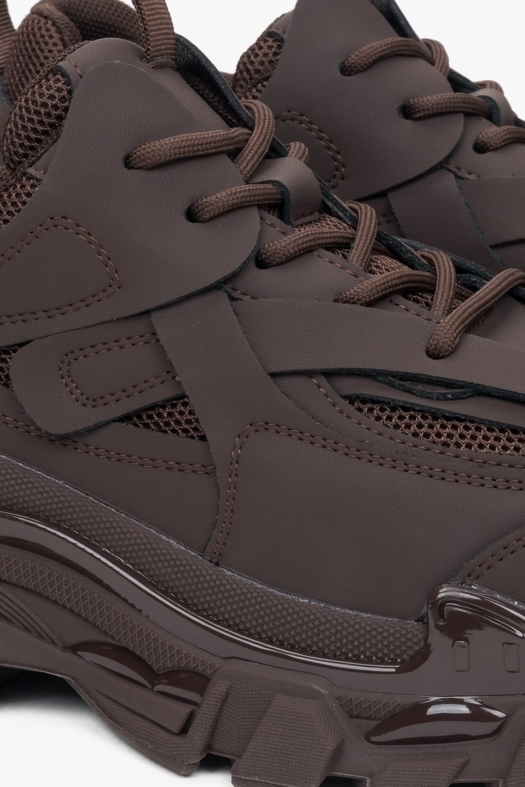 Sneakersy damskie w kolorze ciemnobrązowym ze skóry naturalnej i materiału tekstylnego na wiosnę i jesień - zbliżenie na system sznurowania.