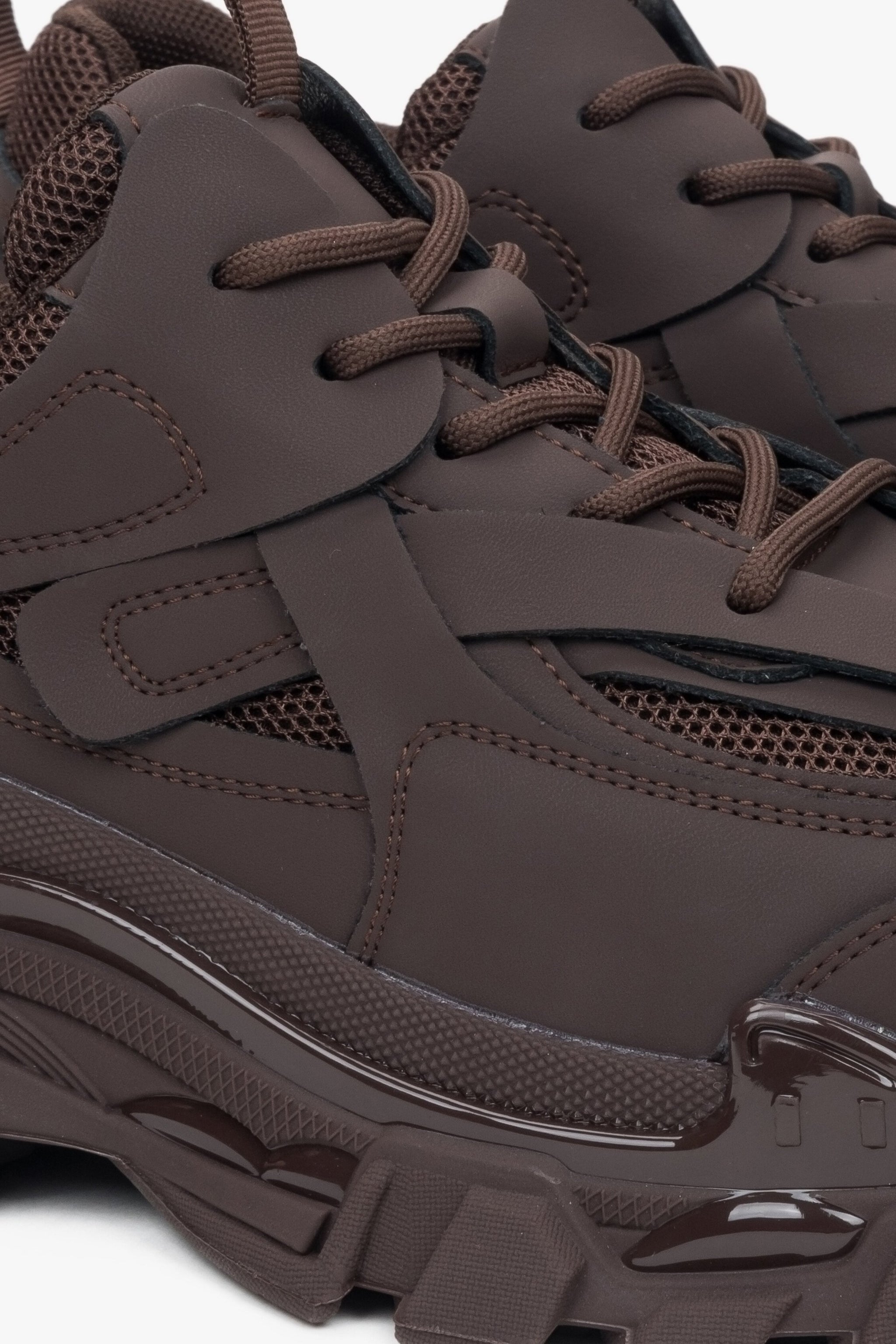 Sneakersy damskie w kolorze ciemnobrązowym ze skóry naturalnej i materiału tekstylnego na wiosnę i jesień - zbliżenie na system sznurowania.