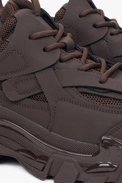 Sneakersy damskie w kolorze ciemnobrązowym ze skóry naturalnej i materiału tekstylnego na wiosnę i jesień - zbliżenie na system sznurowania.