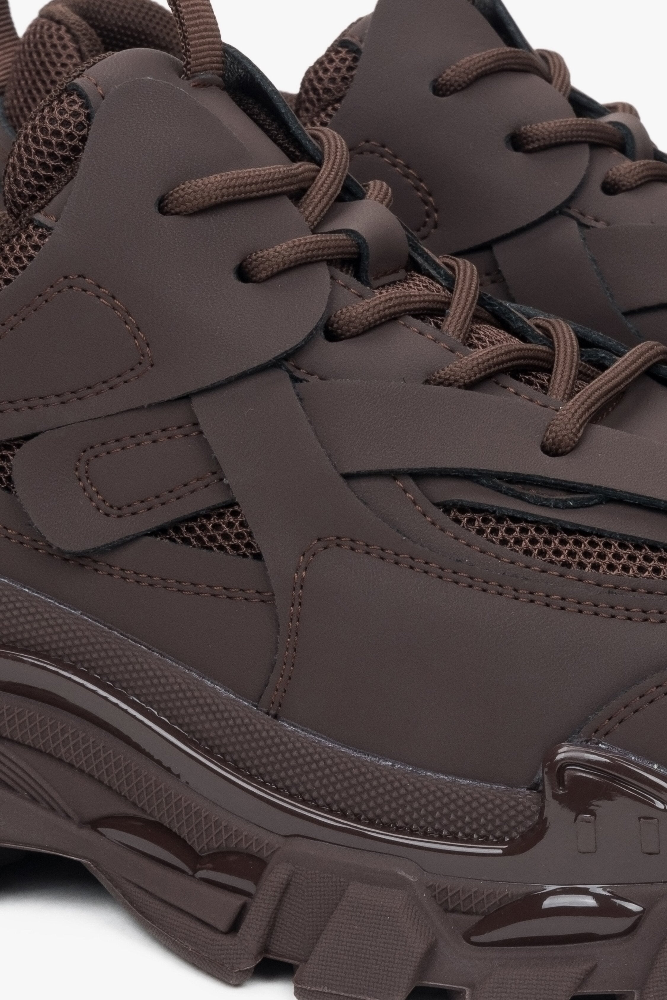 Sneakersy damskie w kolorze ciemnobrązowym ze skóry naturalnej i materiału tekstylnego na wiosnę i jesień - zbliżenie na system sznurowania.