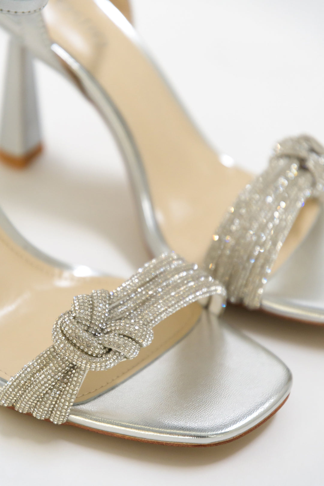 Sandały damskie srebrne Estro ze srebrnymi cyrkoniami - zbliżenie na detale.