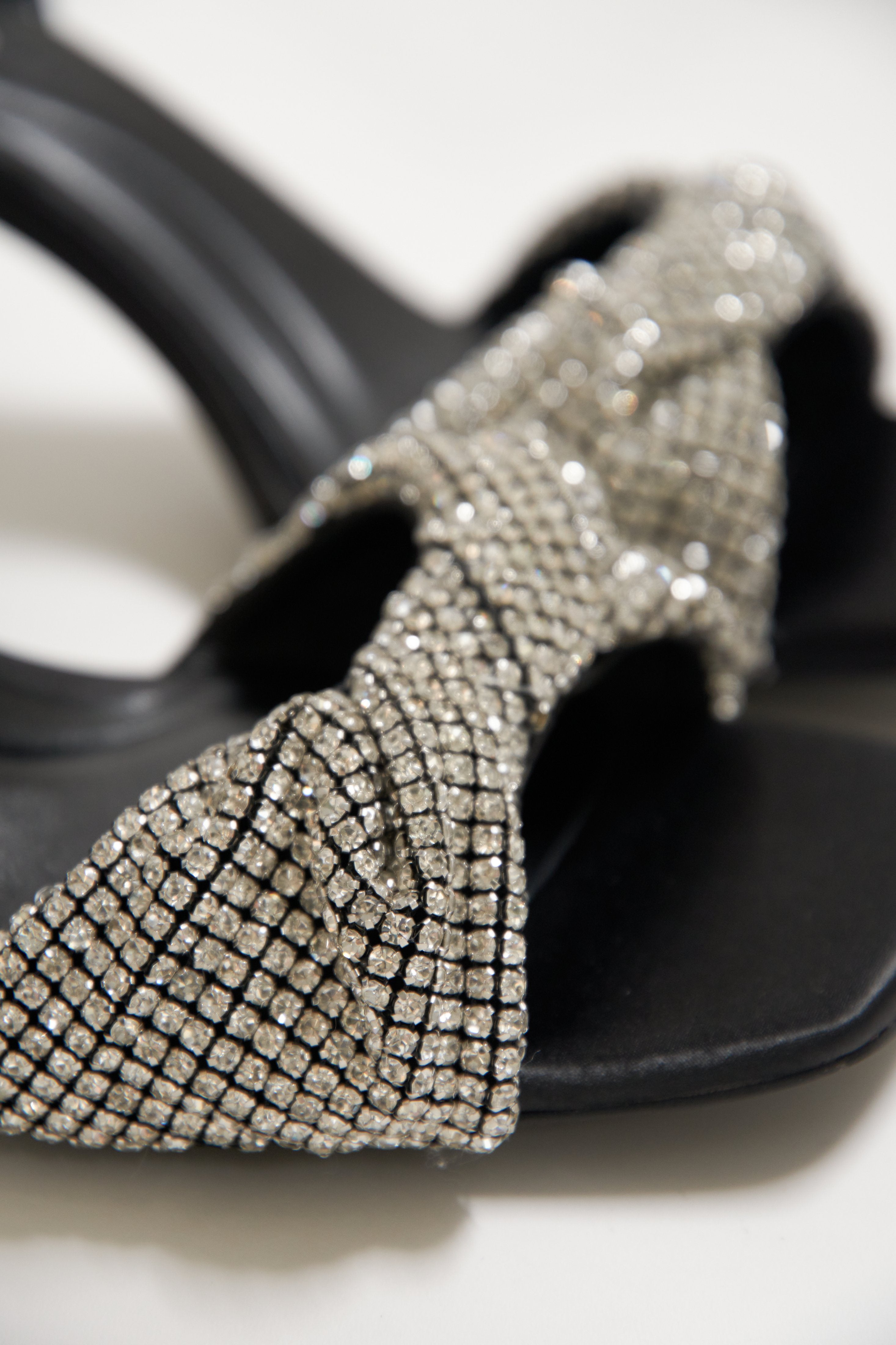 Skórzane sandałki damskie Estro w kolorze czarnym - zbliżenie na ozdobną kokardę.