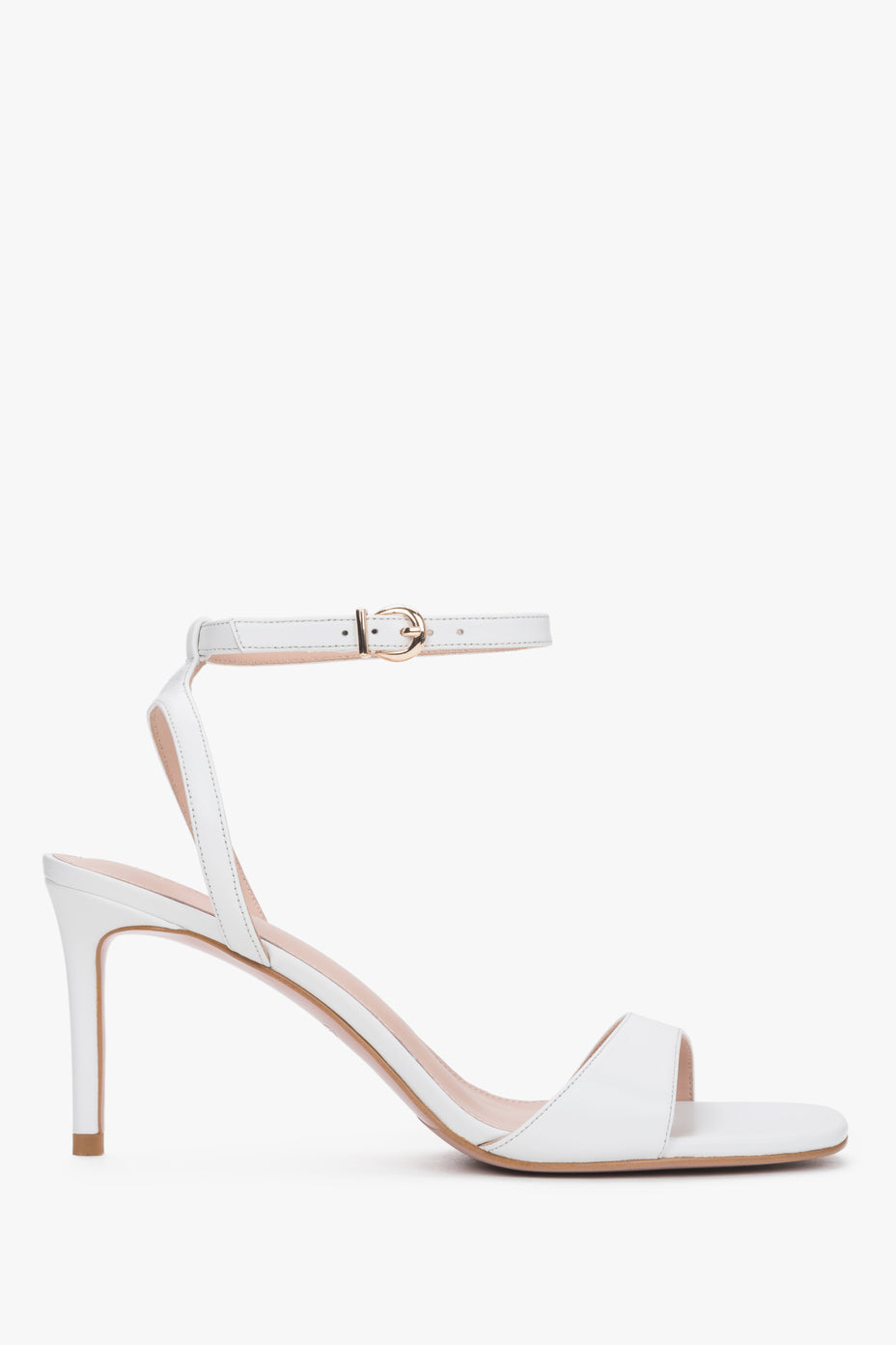 Białe sandałki damskie na szpilce ze skóry naturalnej.