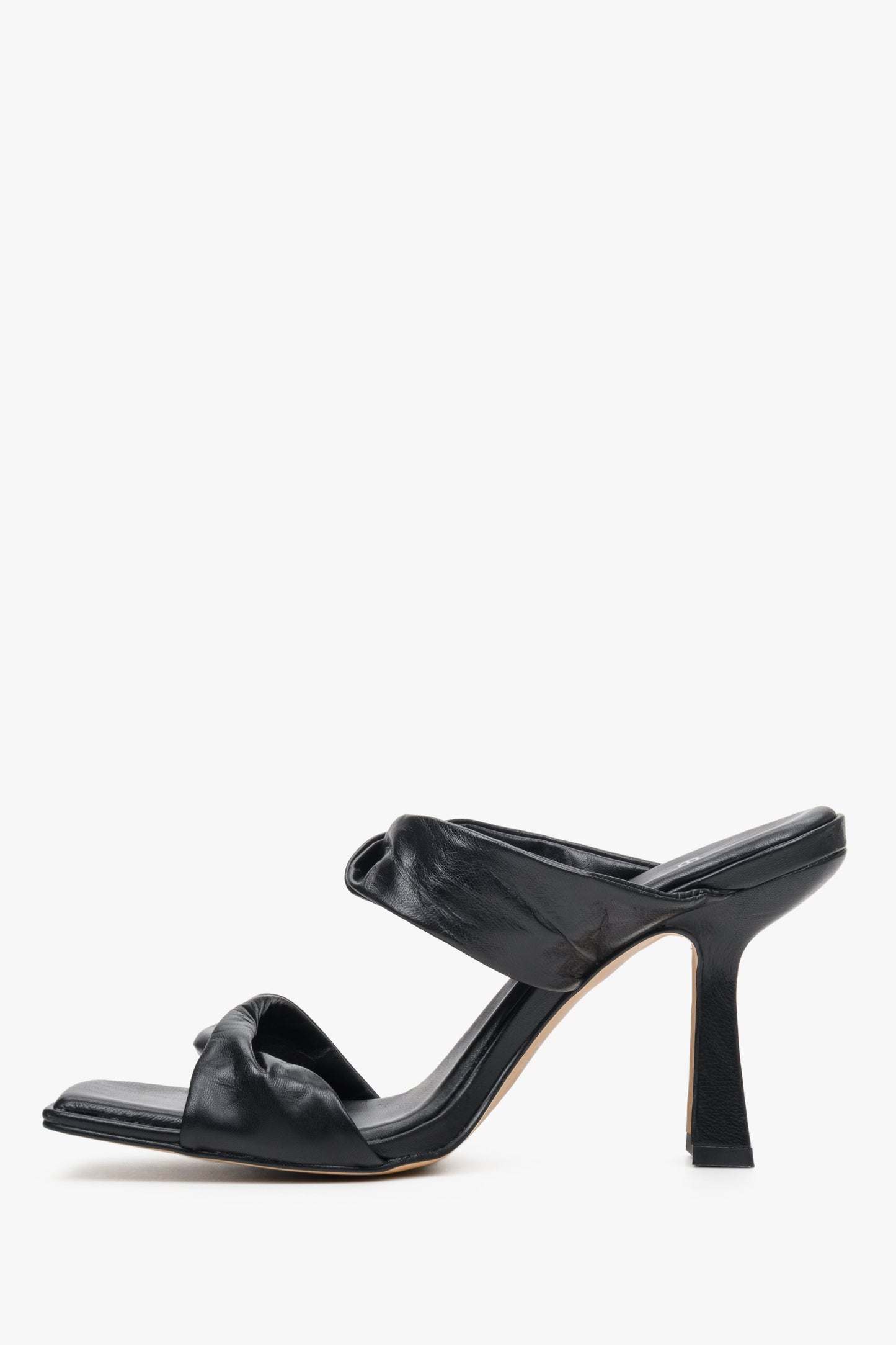 Stylowe, skórzane klapki damskie na stabilnym obcasie w kolorze czarnym marki Estro - profil buta.