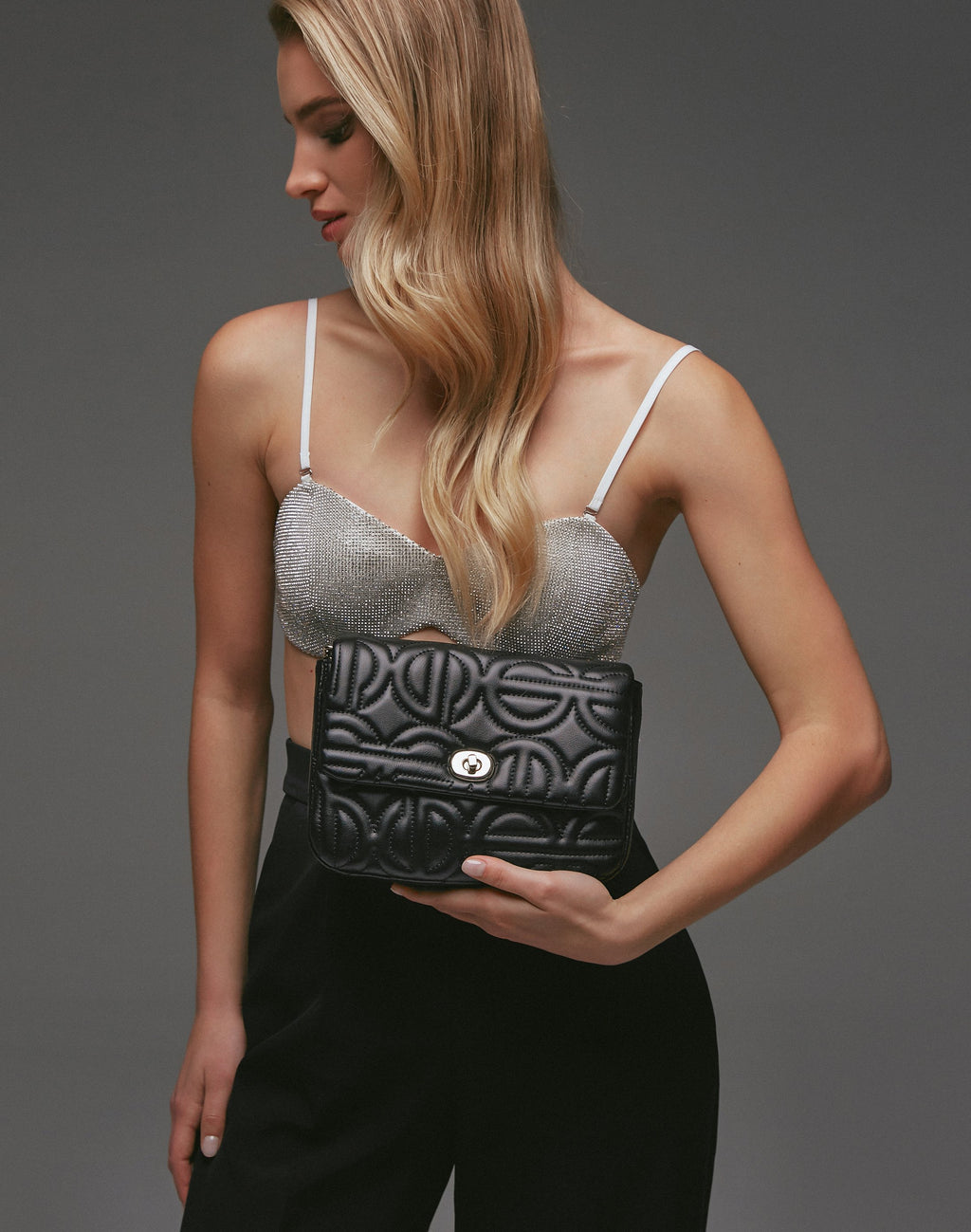 Mała czarna torebka damska ze złotym łańcuszkiem Estro ER00112088