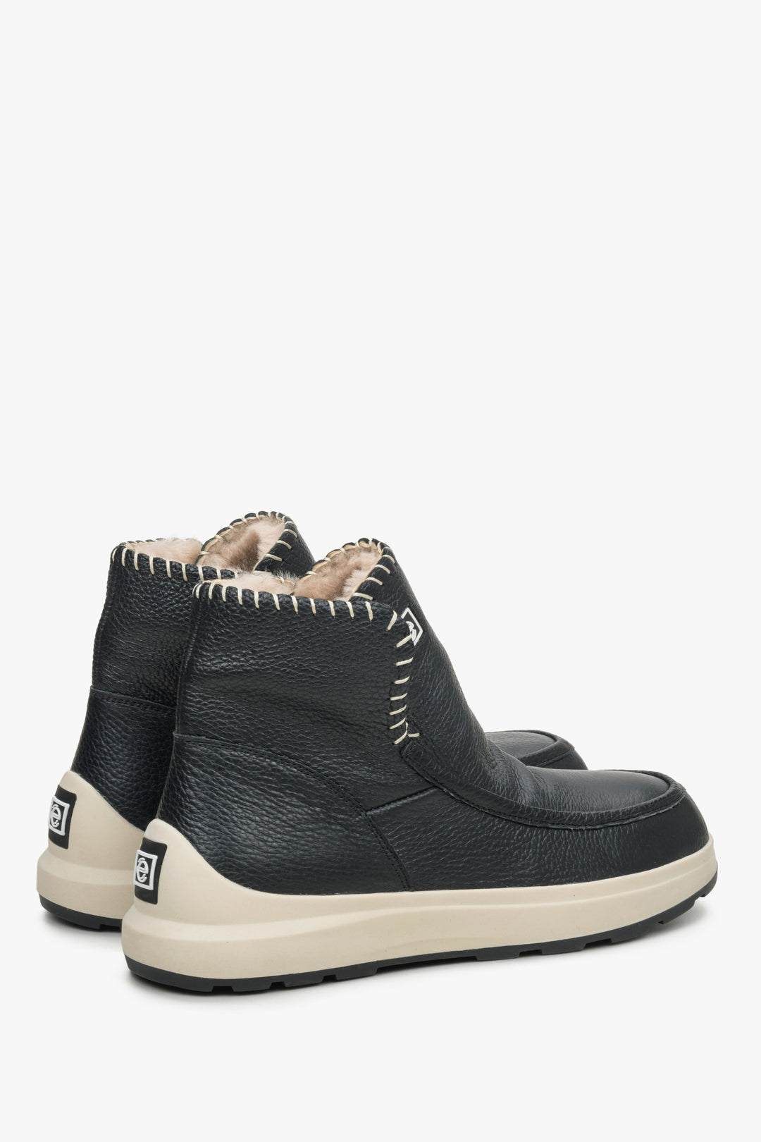 Damskie śniegowce z futra i skóry naturalnej w kolorze czarnym - zbliżenie na zapiętek i linię boczną butów.