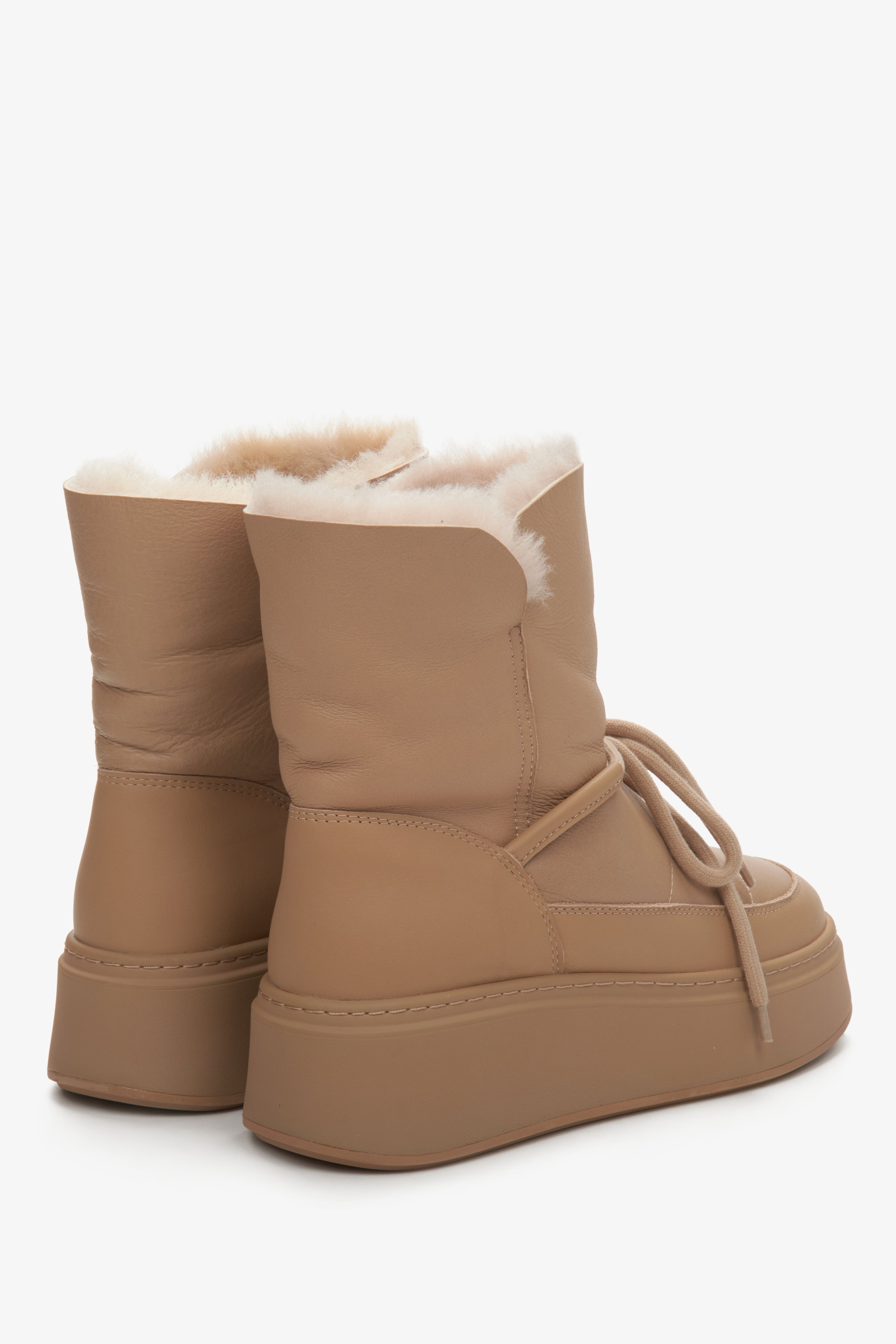 Śniegowce damskie brązowe Estro z futrzanym wsadem - zbliżenie na zapiętek i linię boczną buta.