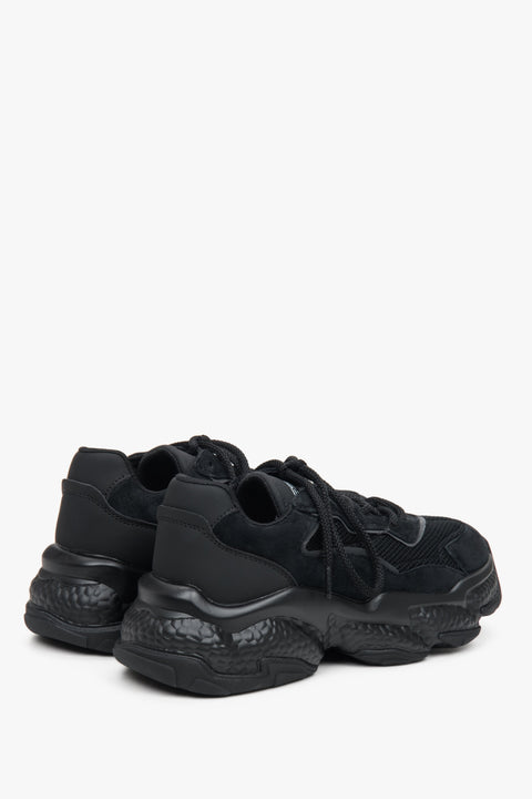 Zamszowo-tekstylne sneakersy damskie ES 8 ze sznurowaniem w kolorze czarnym - zbliżenie na zapiętek i linię boczną butów.
