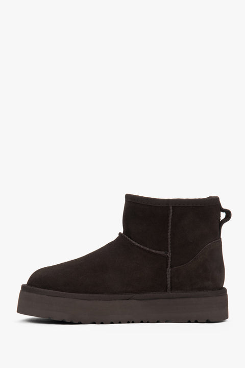 Ciepłe i stylowe śniegowce damskie, wykonane z ciemnobrązowego weluru z futrzanym wnętrzem.