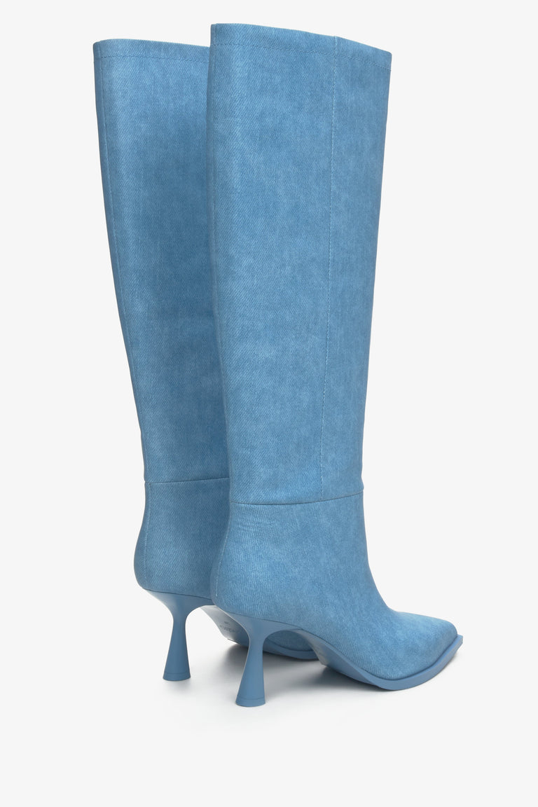 Niebieskie kozaki damskie na obcasie kielichowym Estro - zbliżenie na tył buta i przyszwę boczną.