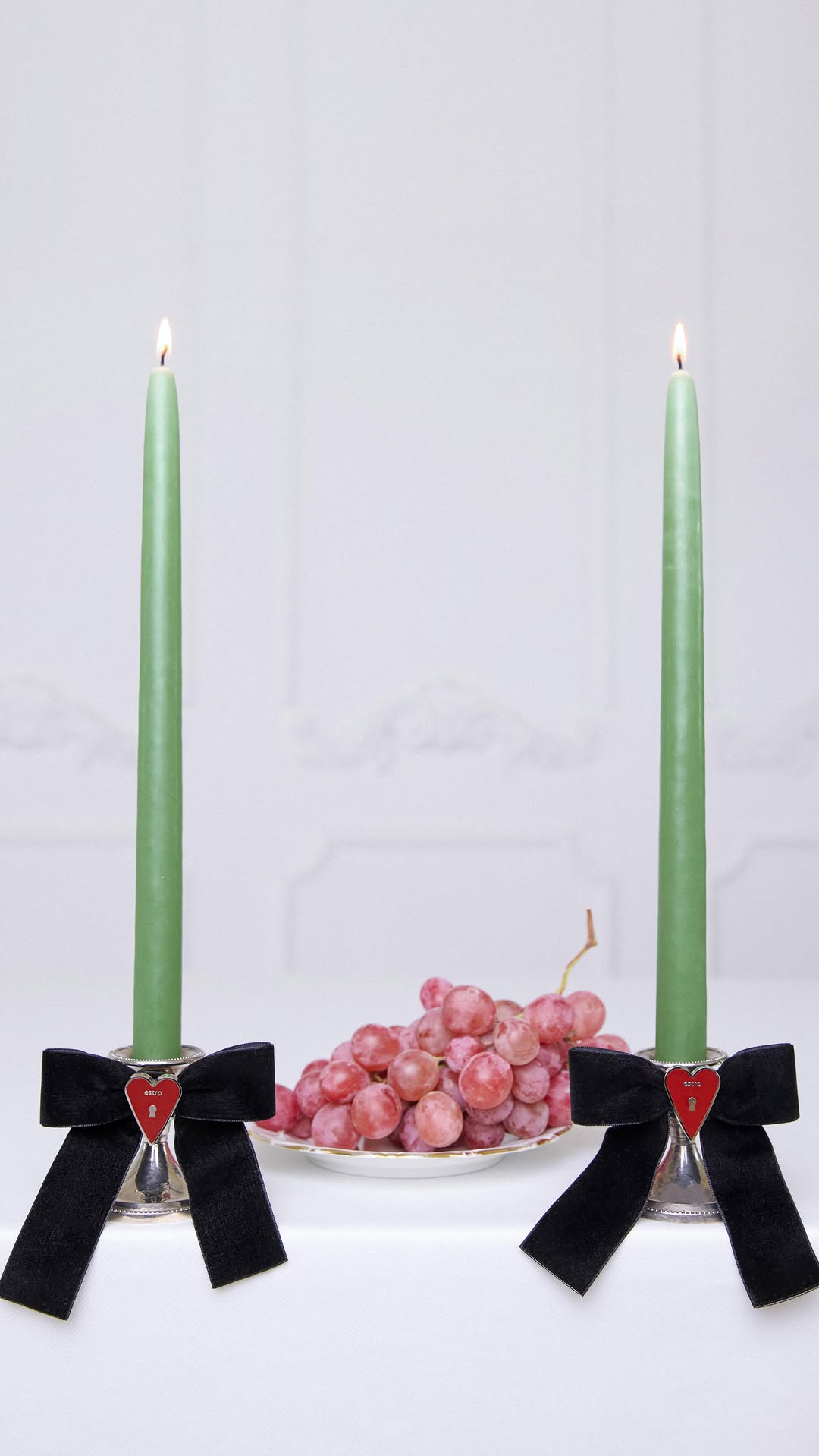Elegancka spinka do włosów w formie kokardy, kolor czarny, idealna do codziennych i wieczorowych stylizacji.