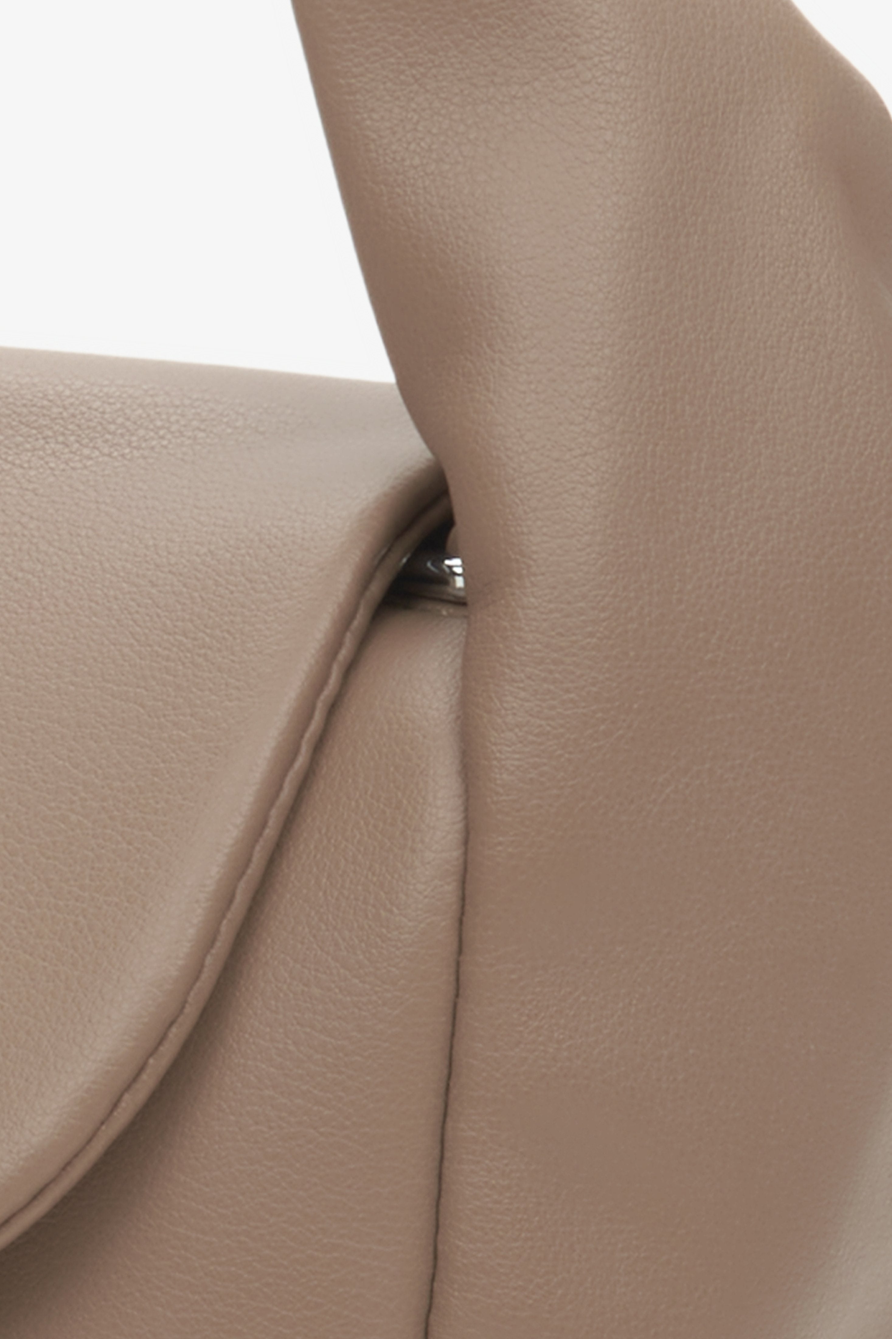 Skórzana torebka w kolorze brązowym - zbliżenie na detale.