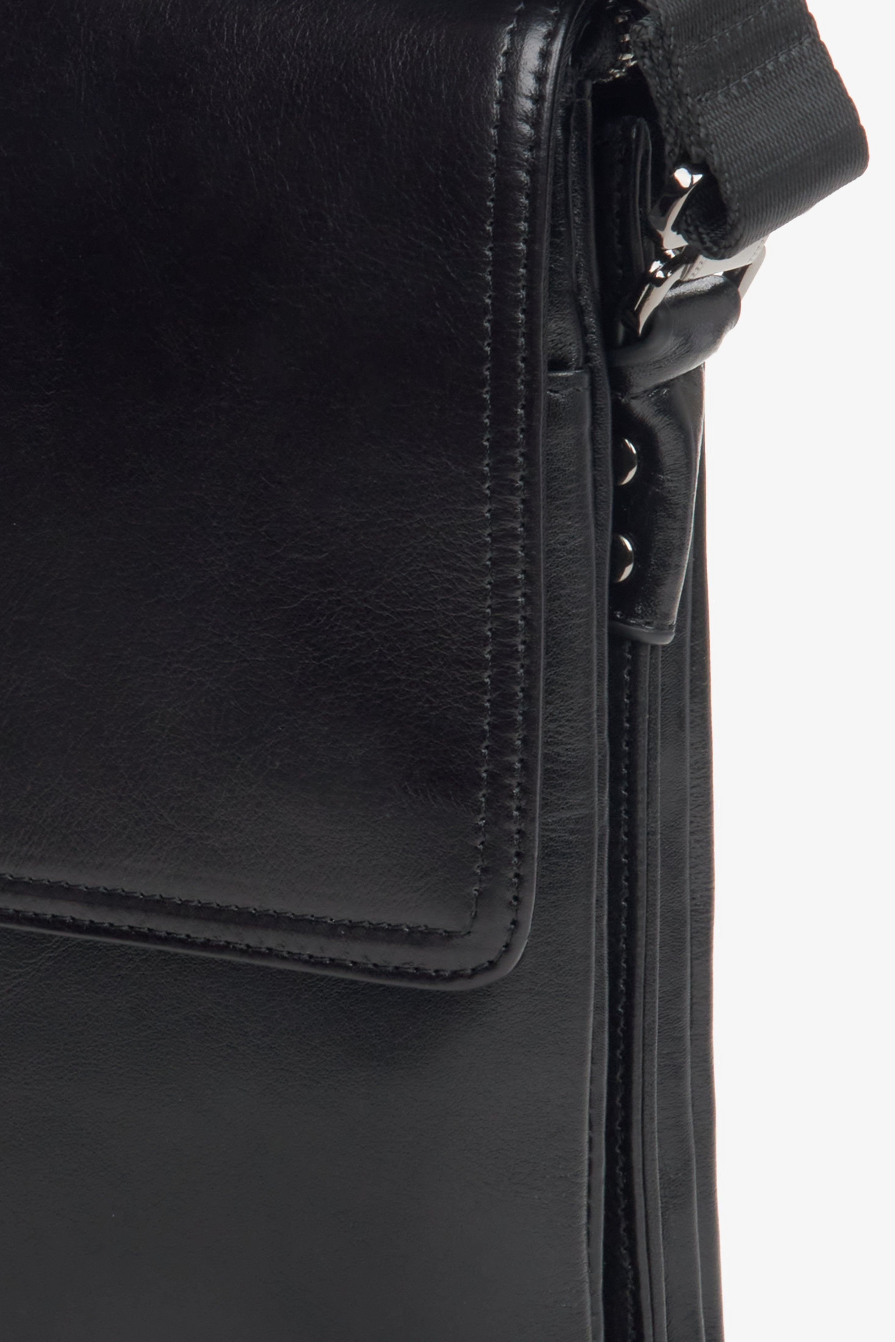 Mała skórzana torba męska w kolorze czarnym Estro - zbliżenie na detal.