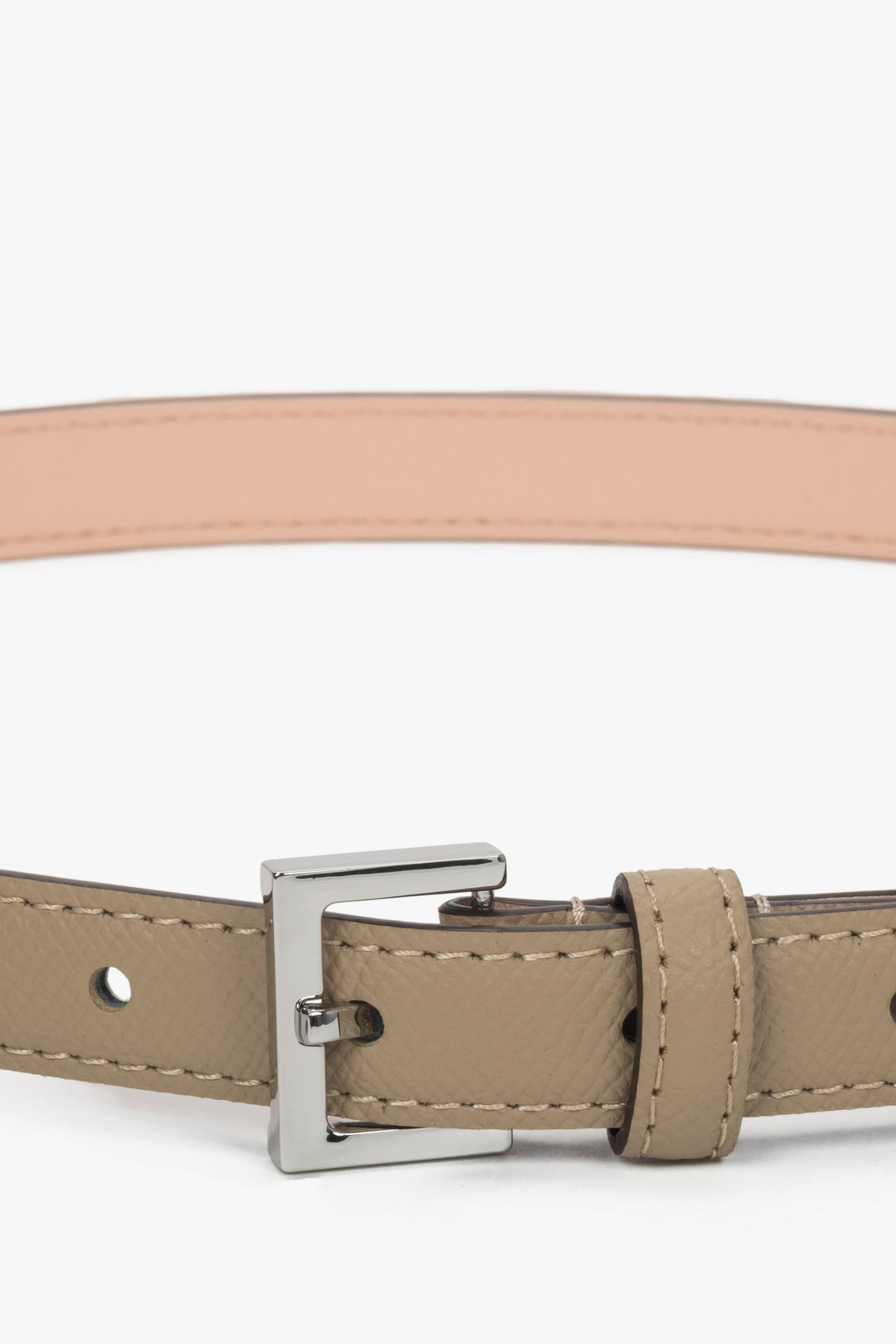 Subtelny, beżowy pasek damski ze skóry naturalnej, ze srebrnymi detalami, Estro ER00118276.