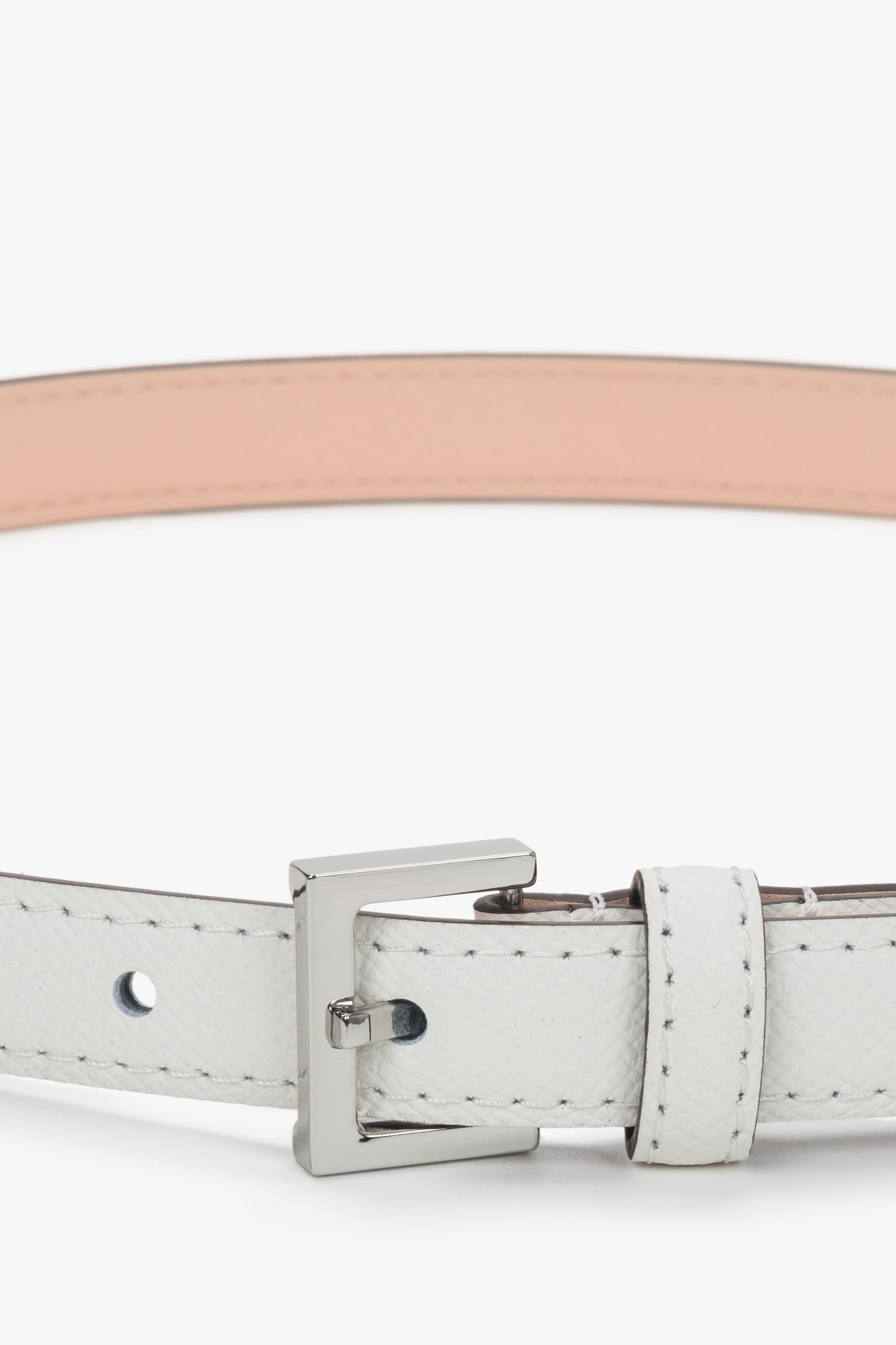 Biały, subtelny pasek damski ze skóry naturalnej ze srebrnymi detalami.