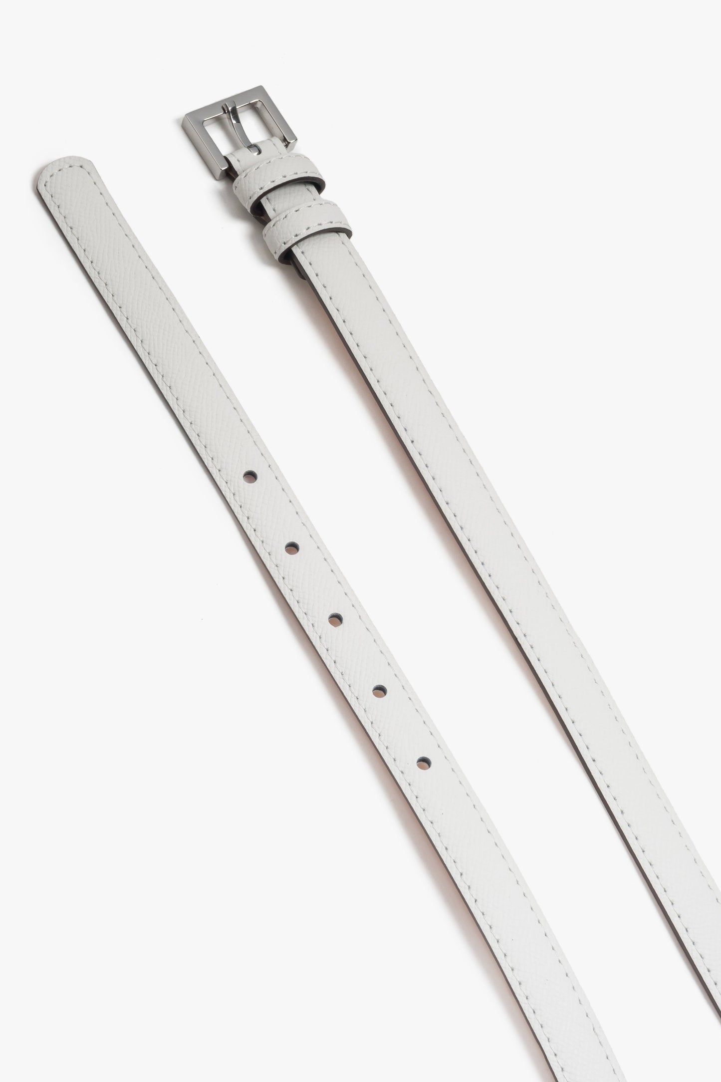 Damski, subtelny, biały pasek ze skóry naturalnej ze srebrnymi detalami.