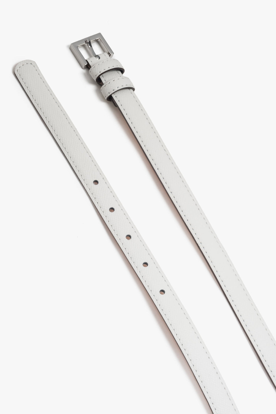 Damski, subtelny, biały pasek ze skóry naturalnej ze srebrnymi detalami.