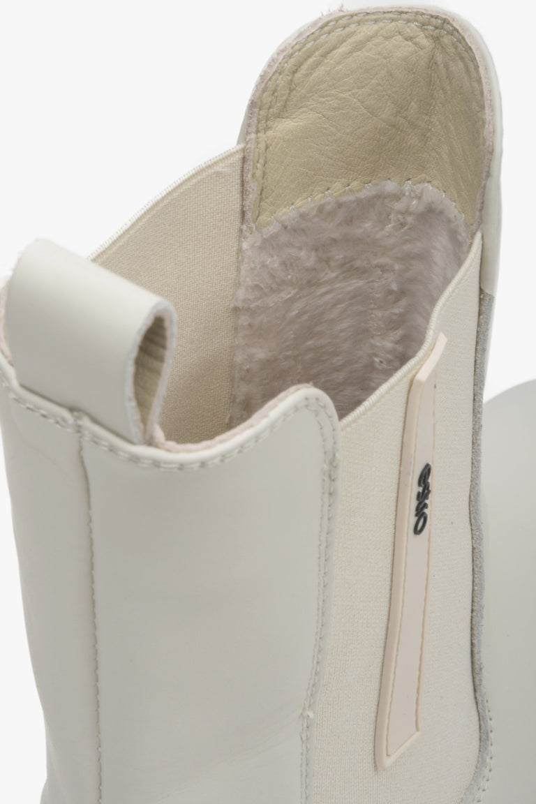 Damskie botki skórzane Estro w kolorze jasnobeżowym - zbliżenie na miękki wsad buta.