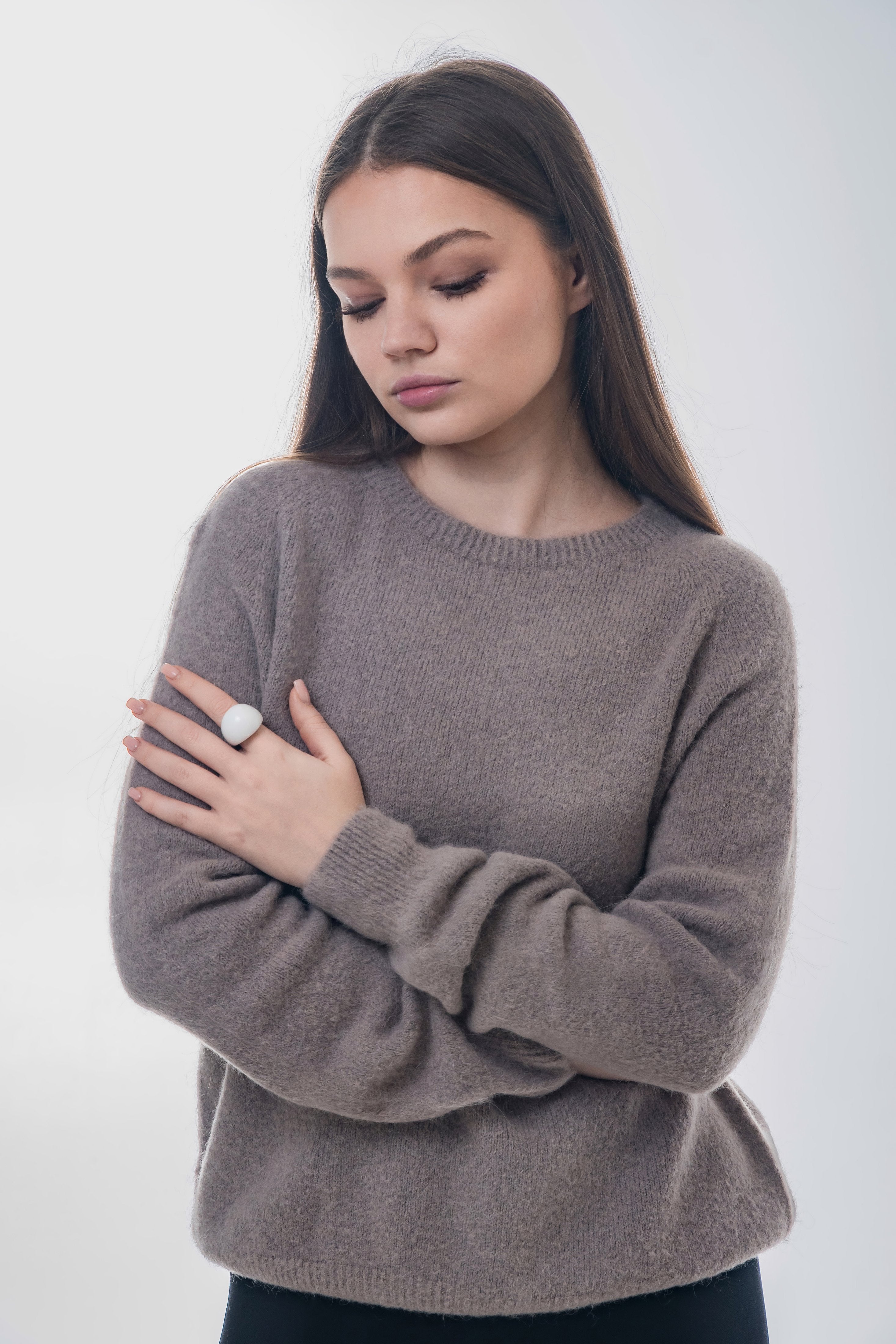 Sweter damski z dodatkiem wełny z alpaki w kolorze taupe Estro ER00118756.