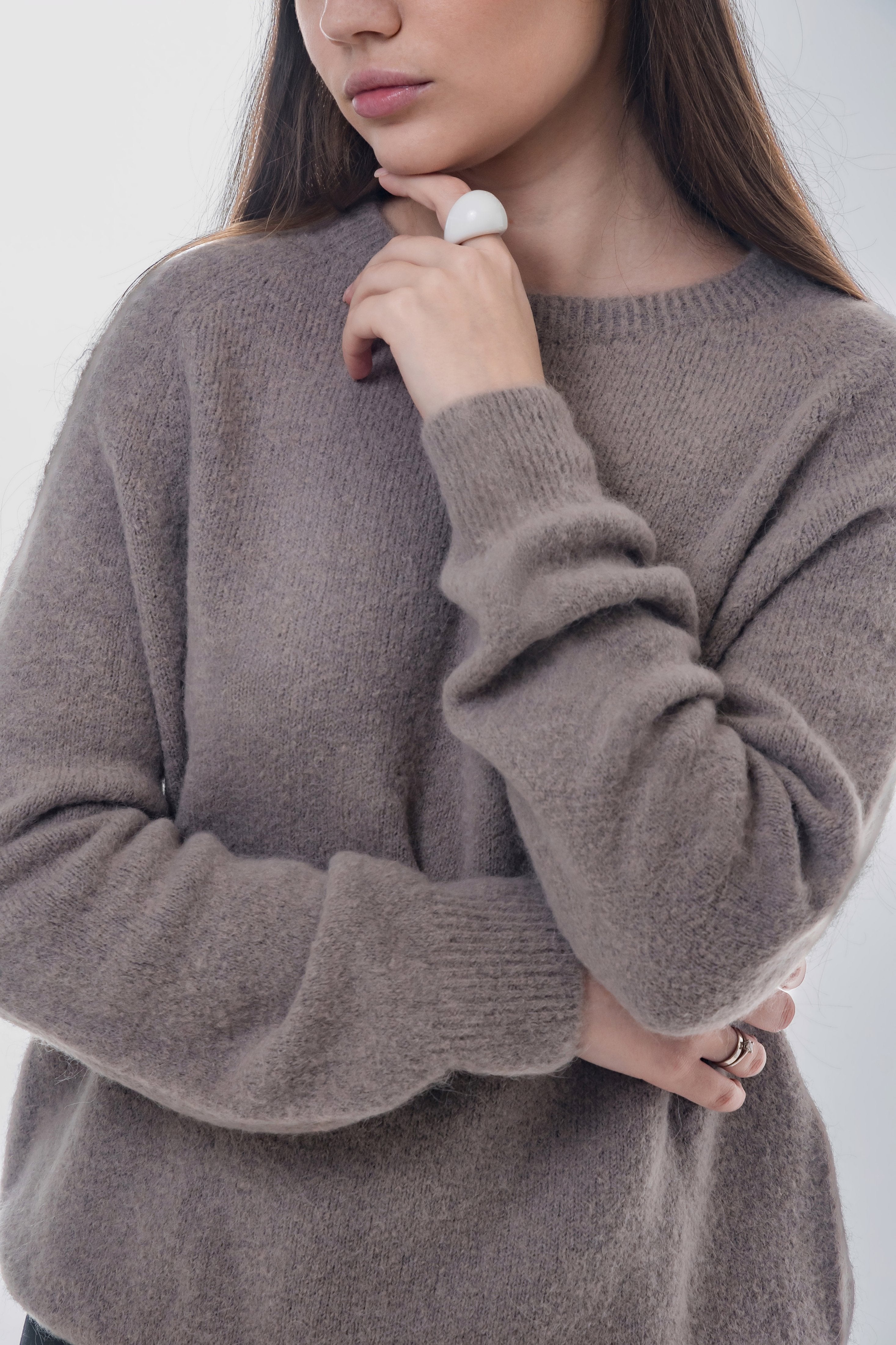 Damski sweter w kolorze taupe z dodatkiem wełny z alpaki Estro.