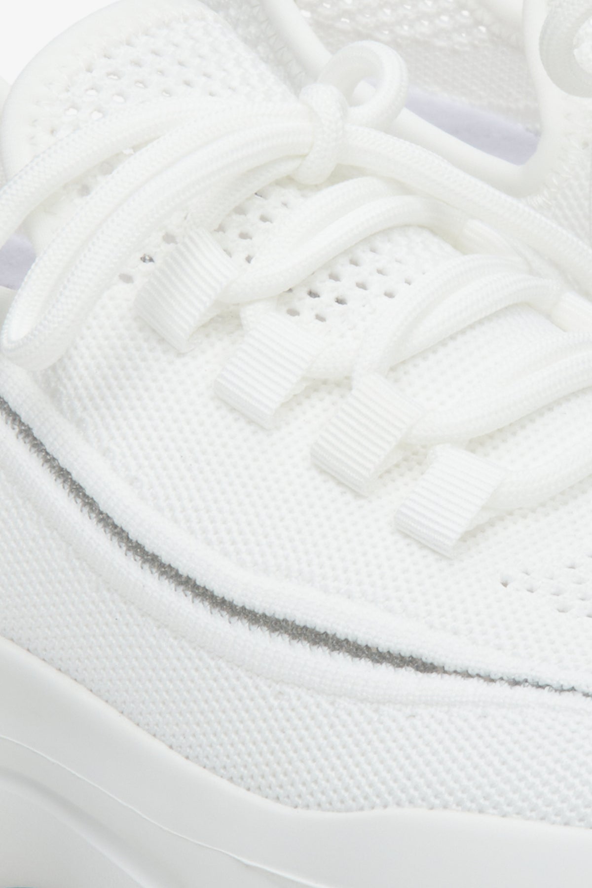 Białe sneakersy damskie Estro z siateczki - zbliżenie na detale.