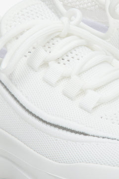 Białe sneakersy damskie Estro z siateczki - zbliżenie na detale.