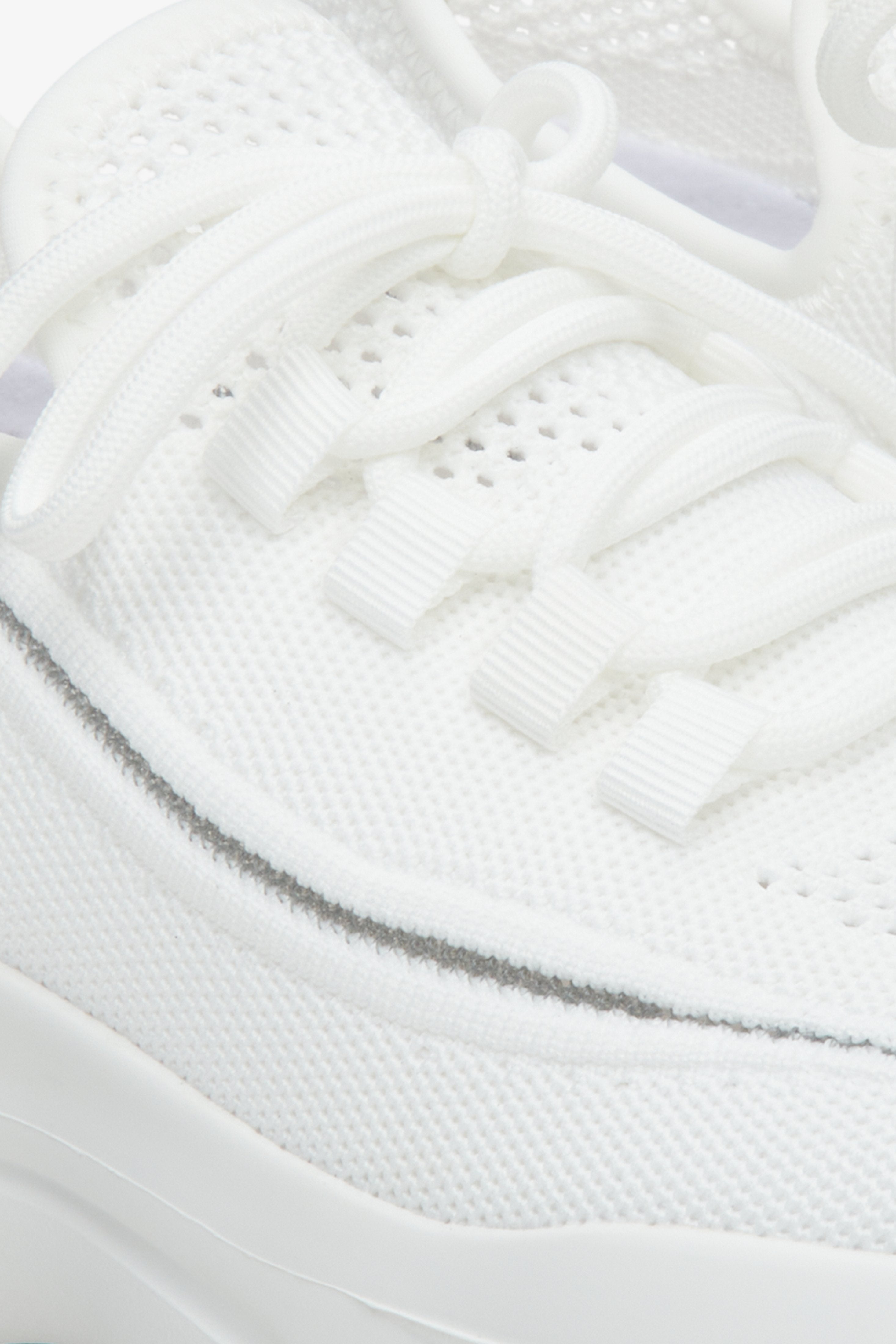 Białe sneakersy damskie Estro z siateczki - zbliżenie na detale.